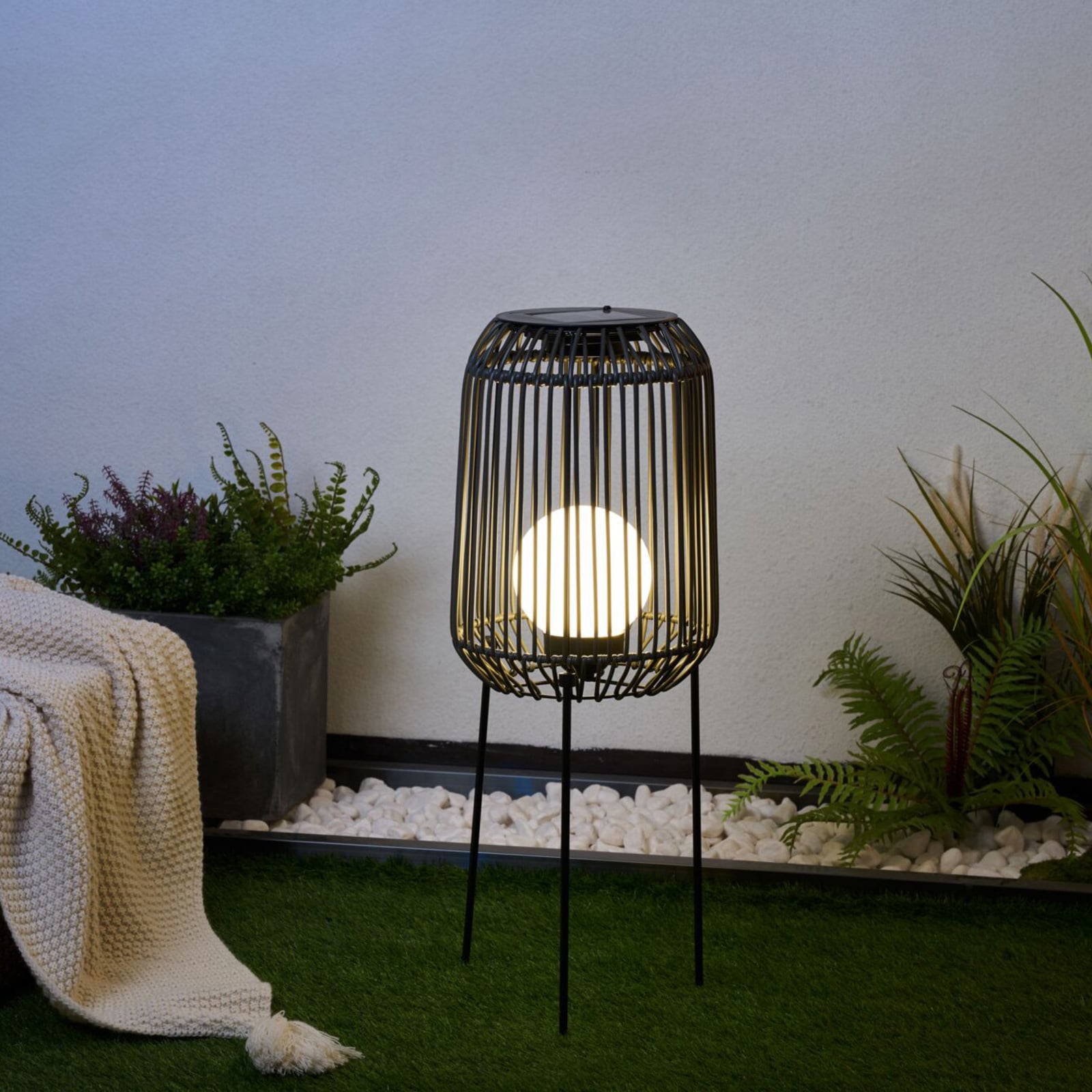 LED solcellegulvlampe Sunshine Coziness montert ute på terrassen