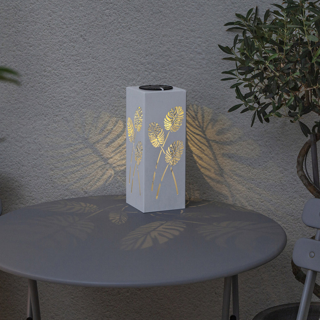 LED solcellelampe Albaleaf 2-i-1 hvit IP44 montert i hage