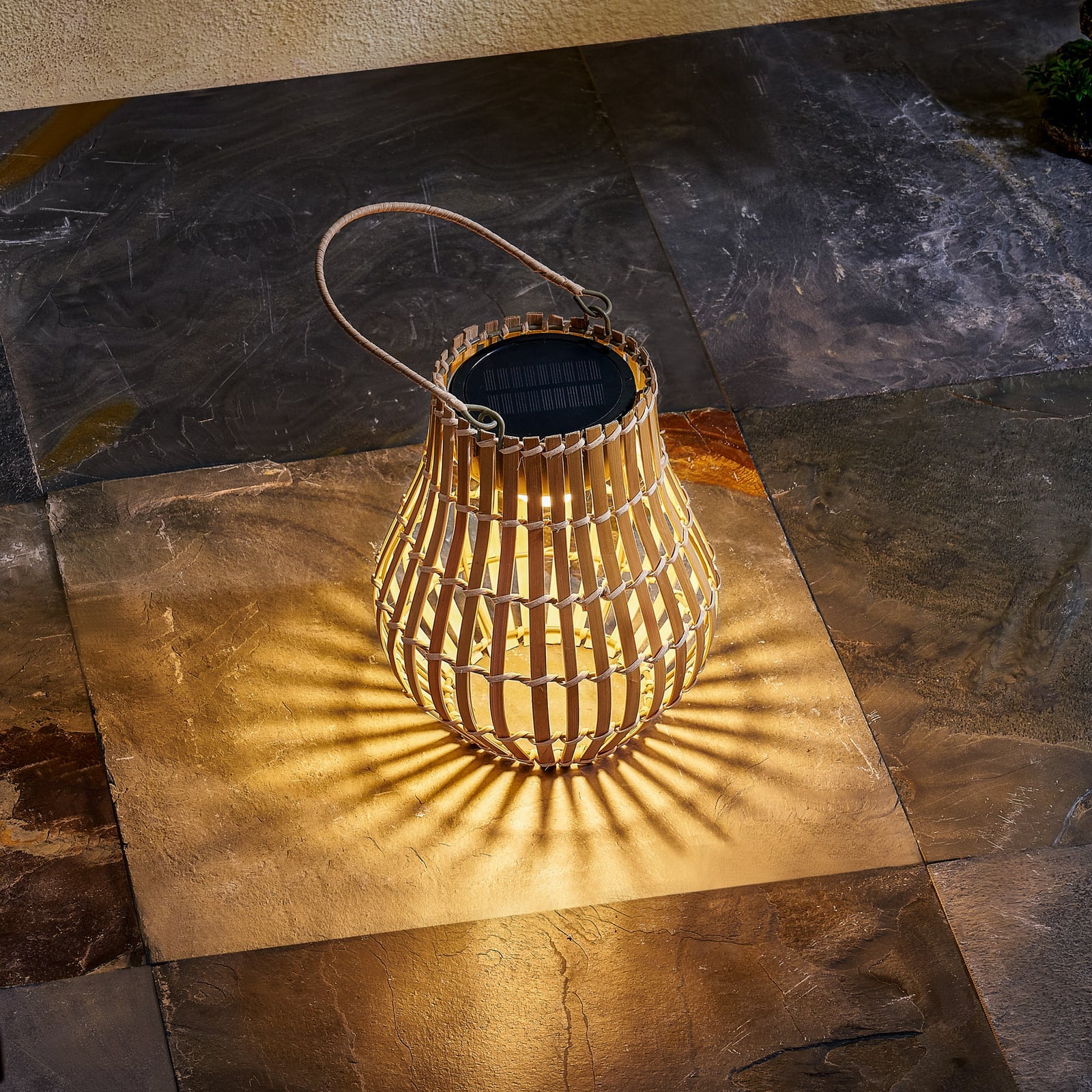 LED solcellelampe Amaria bambus dimbar forfra
