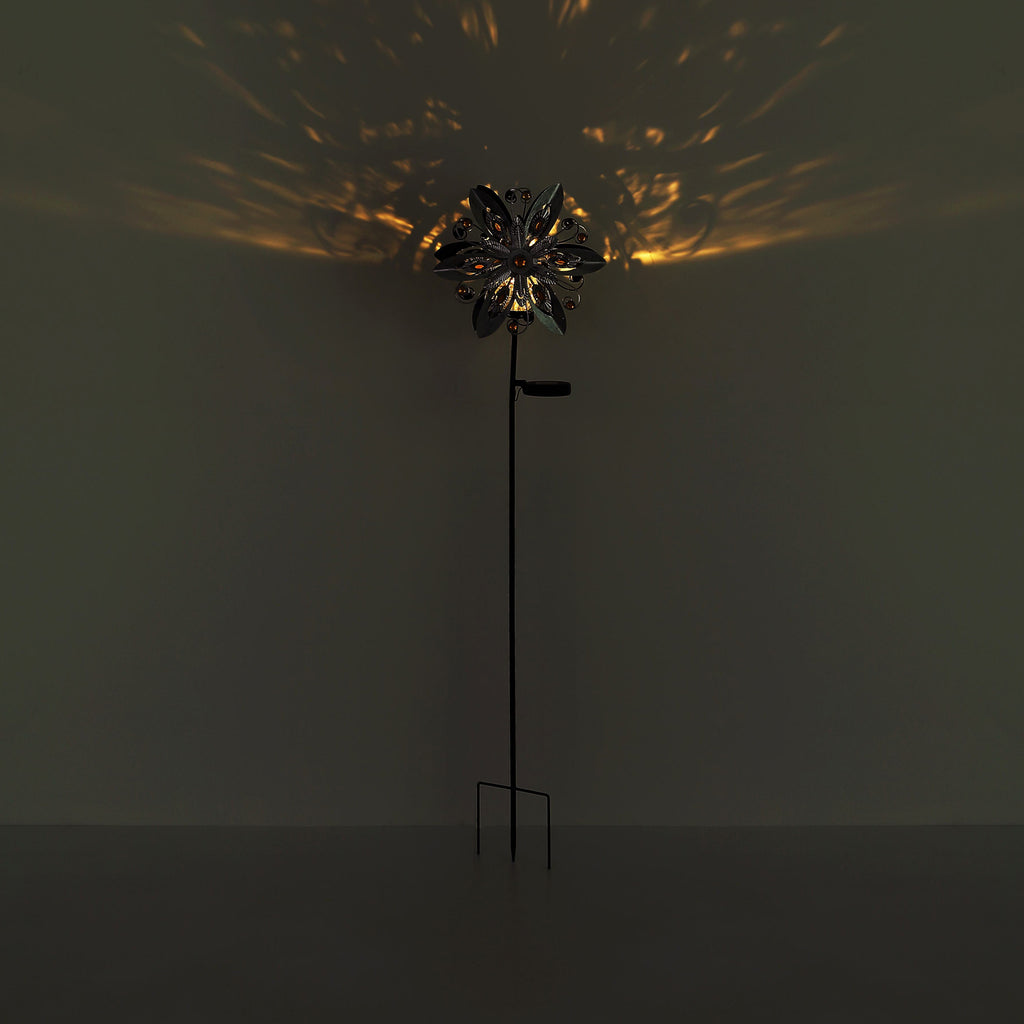 Detalj av LED solcellelampe blomsterdesign med jordspyd sølv/svart IP44 Globo med glaskule