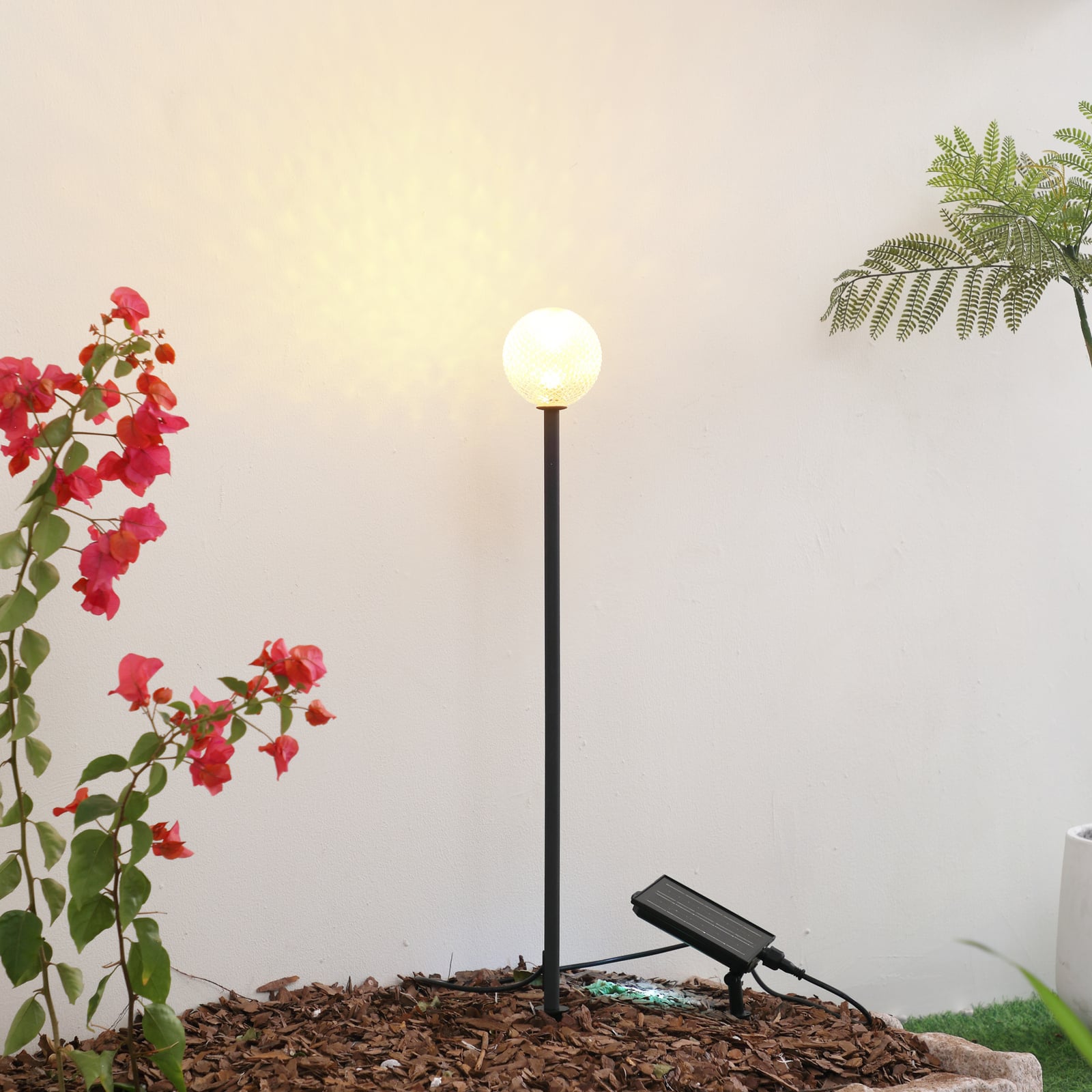 LED solcellelampe Brindley svart aluminium og glass bakside