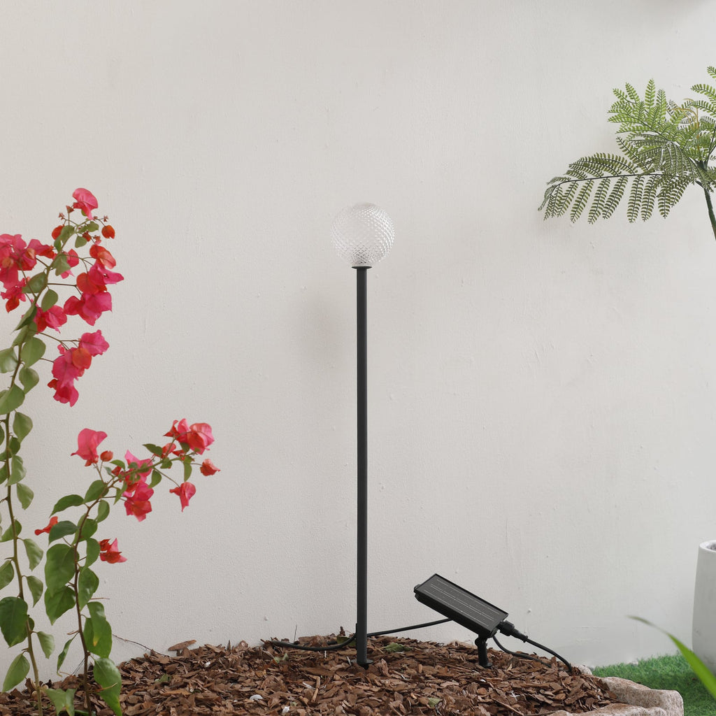 LED solcellelampe Brindley svart aluminium og glass detalj