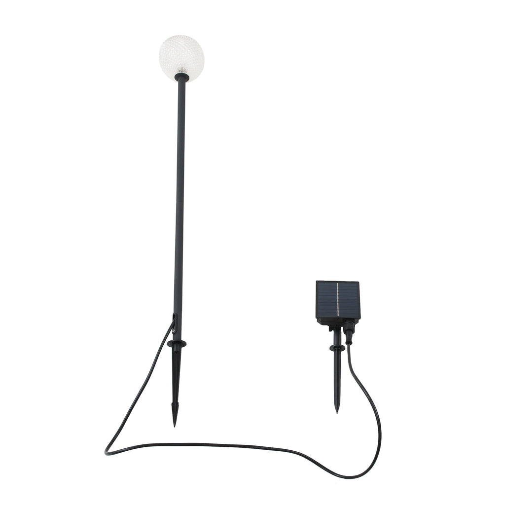 LED solcellelampe Brindley svart aluminium og glass montert i hage