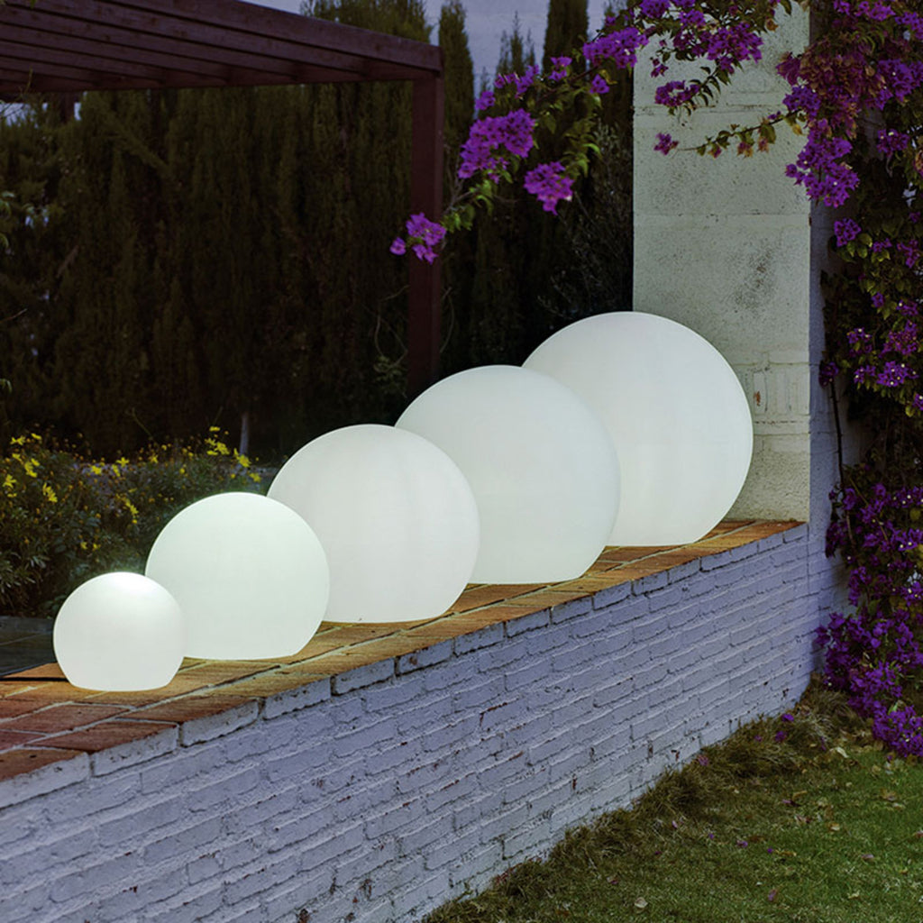 LED solcellelampe Buly montert i hage