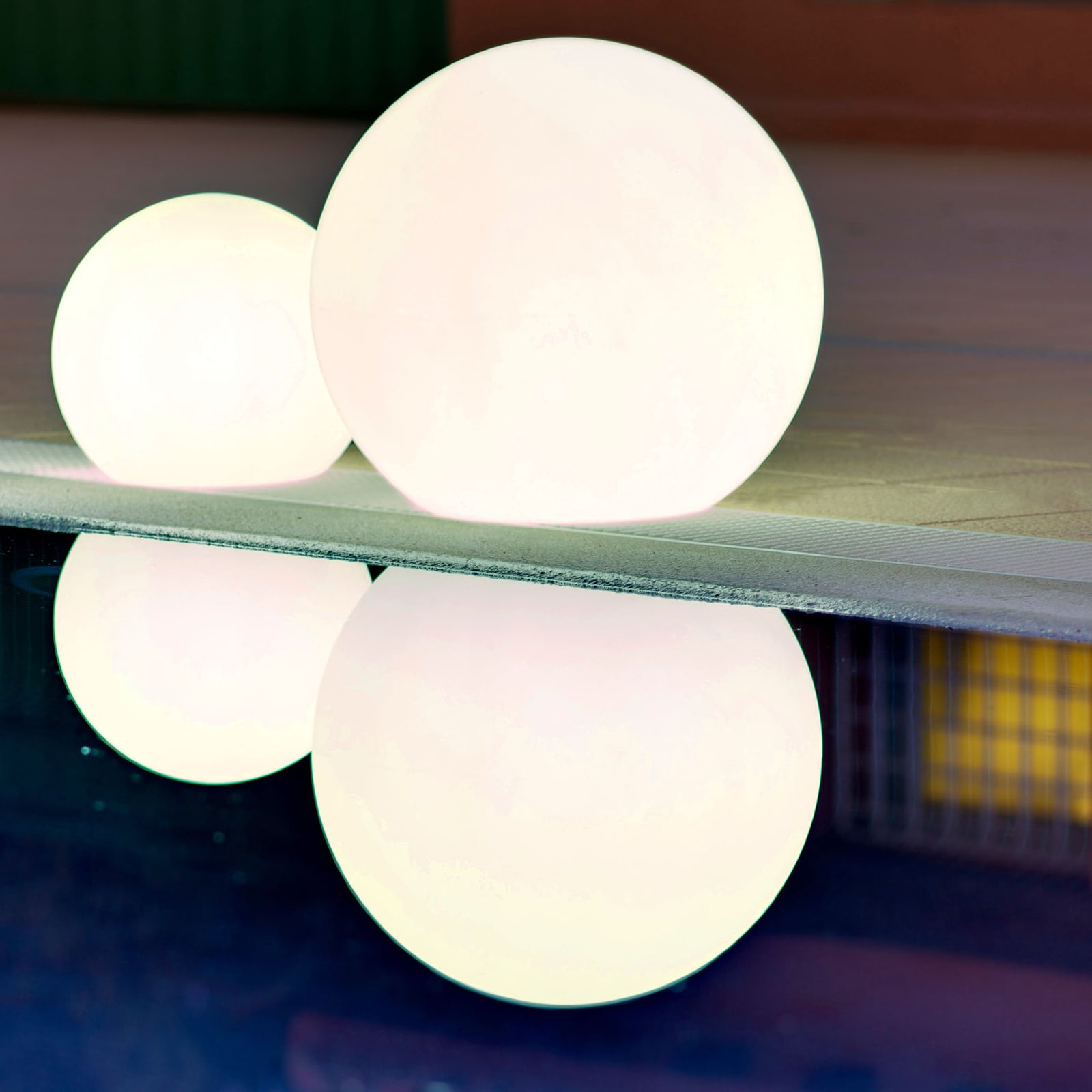 LED solcellelampe Buly kuleform dimbar Ø60 cm RGB IP65 nærbilde