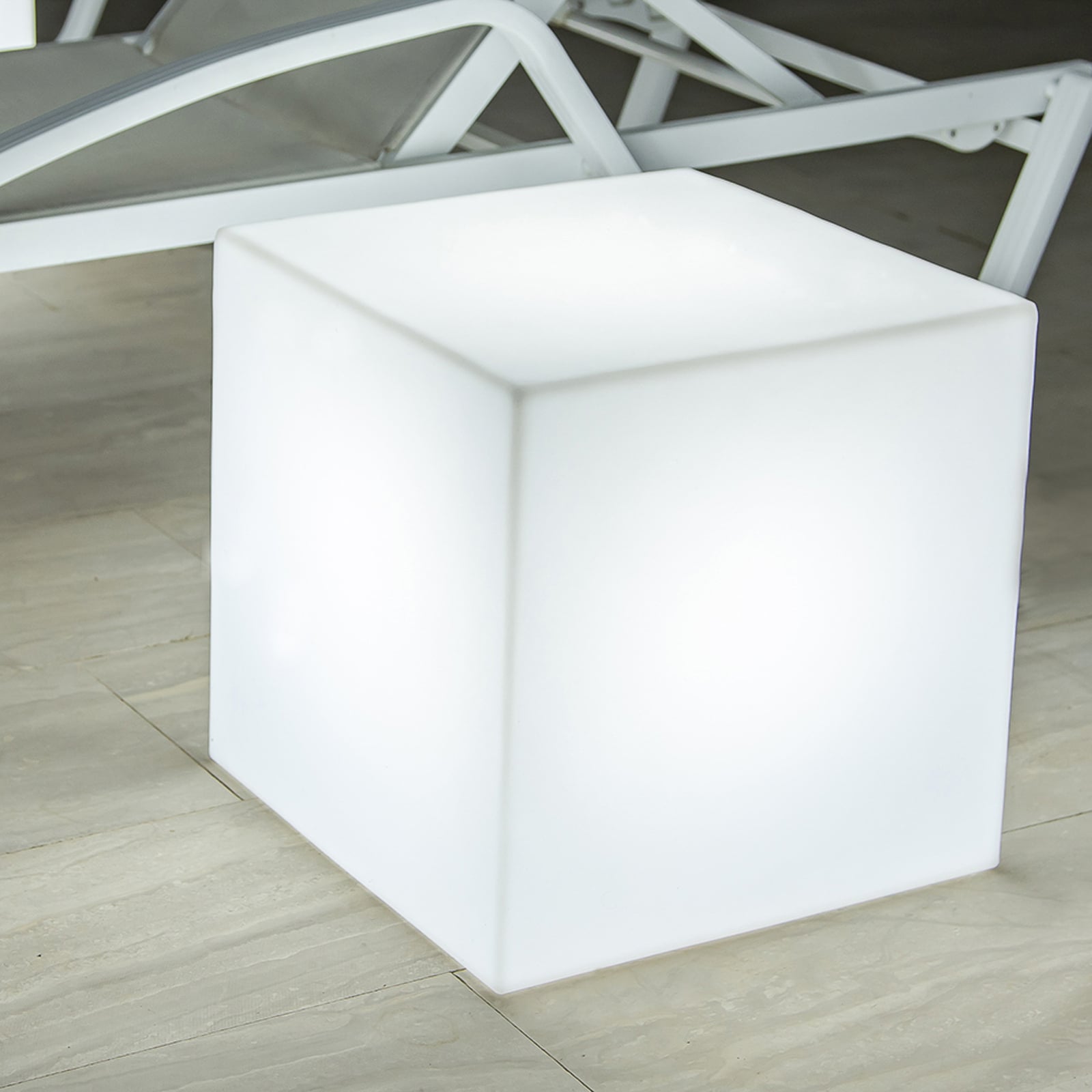 LED solcellelampe Cuby terning dimbar RGB 40x40 cm detalj