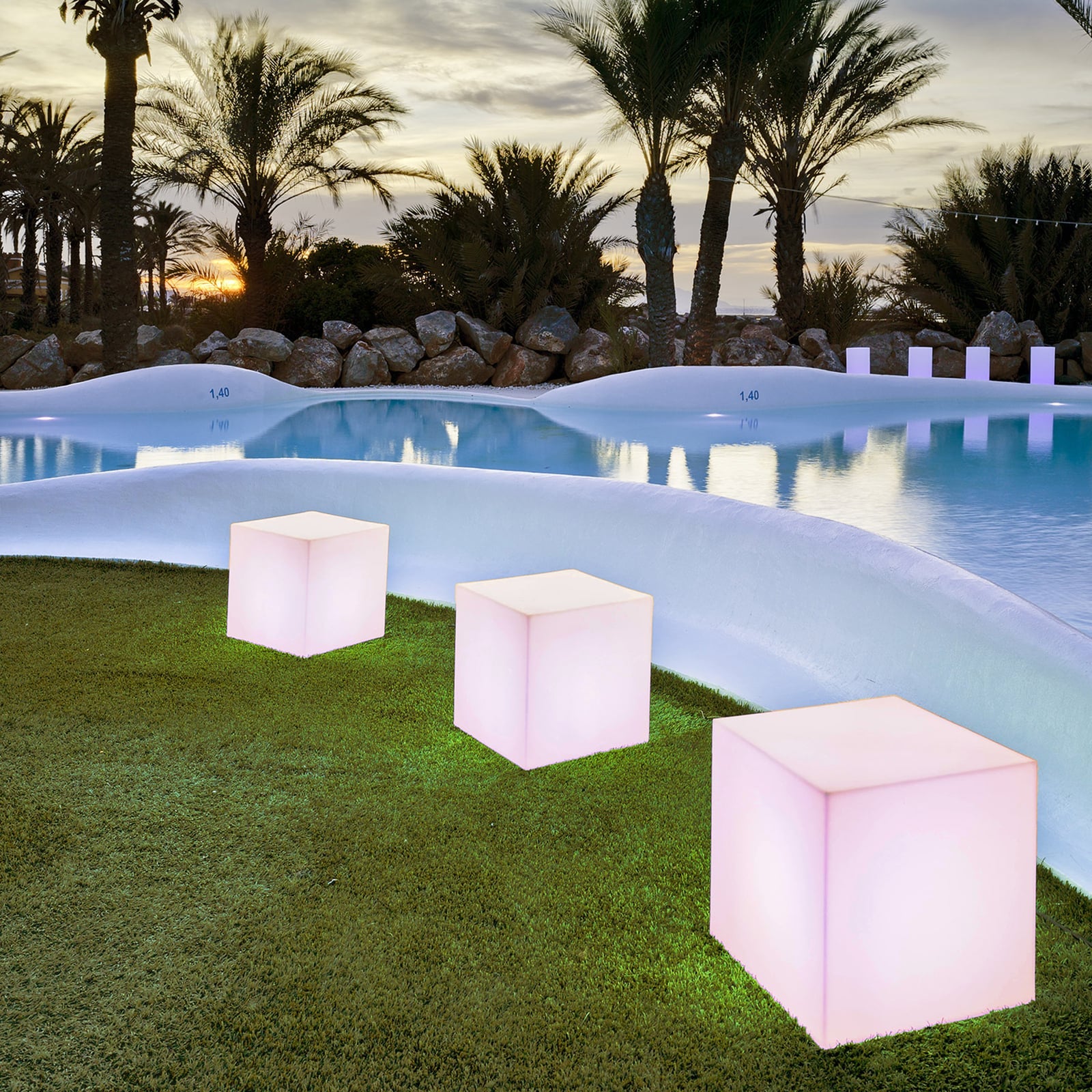 LED solcellelampe Cuby terning dimbar RGB 40x40 cm med fjernkontroll