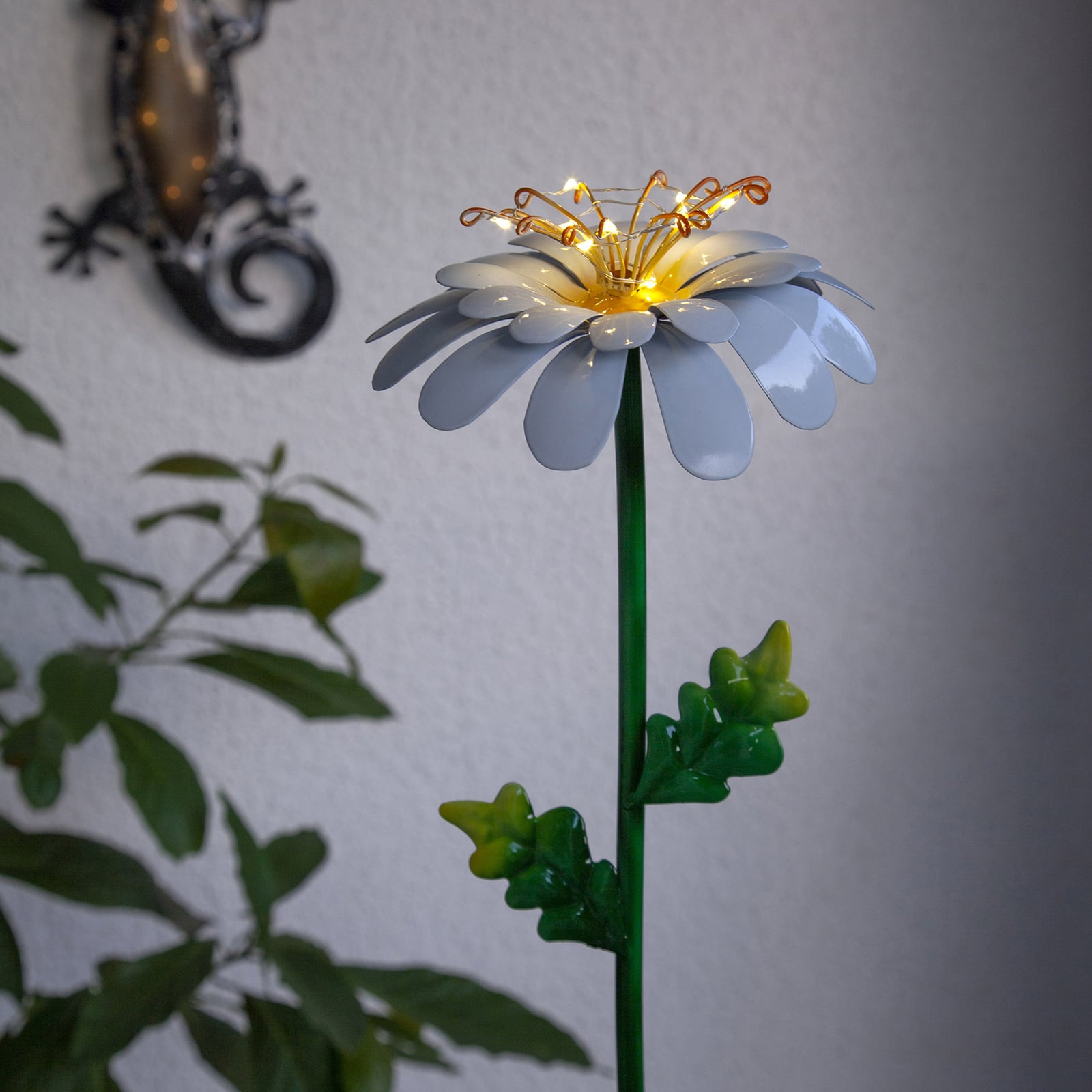 Nærbilde av LED solcellelampe Daisy blomsterform 77 cm IP44