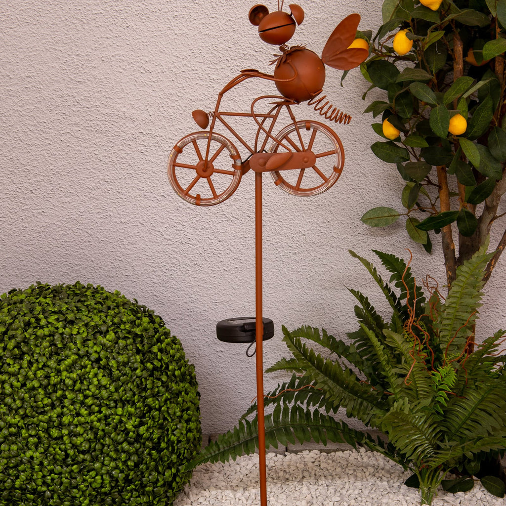 Bakside av LED solcellelampe dekor med sykkel brun 88 cm