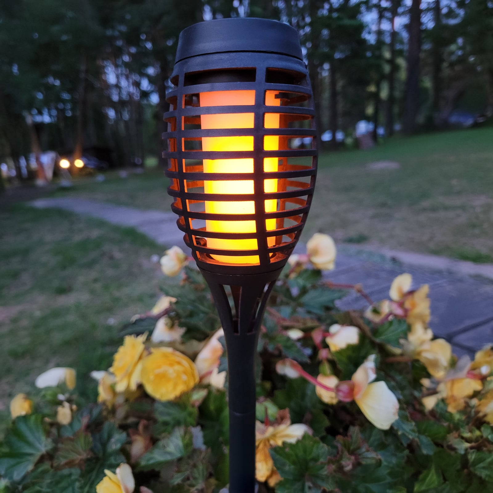 LED solcellelampe FANILO med spyd svart 45 cm front