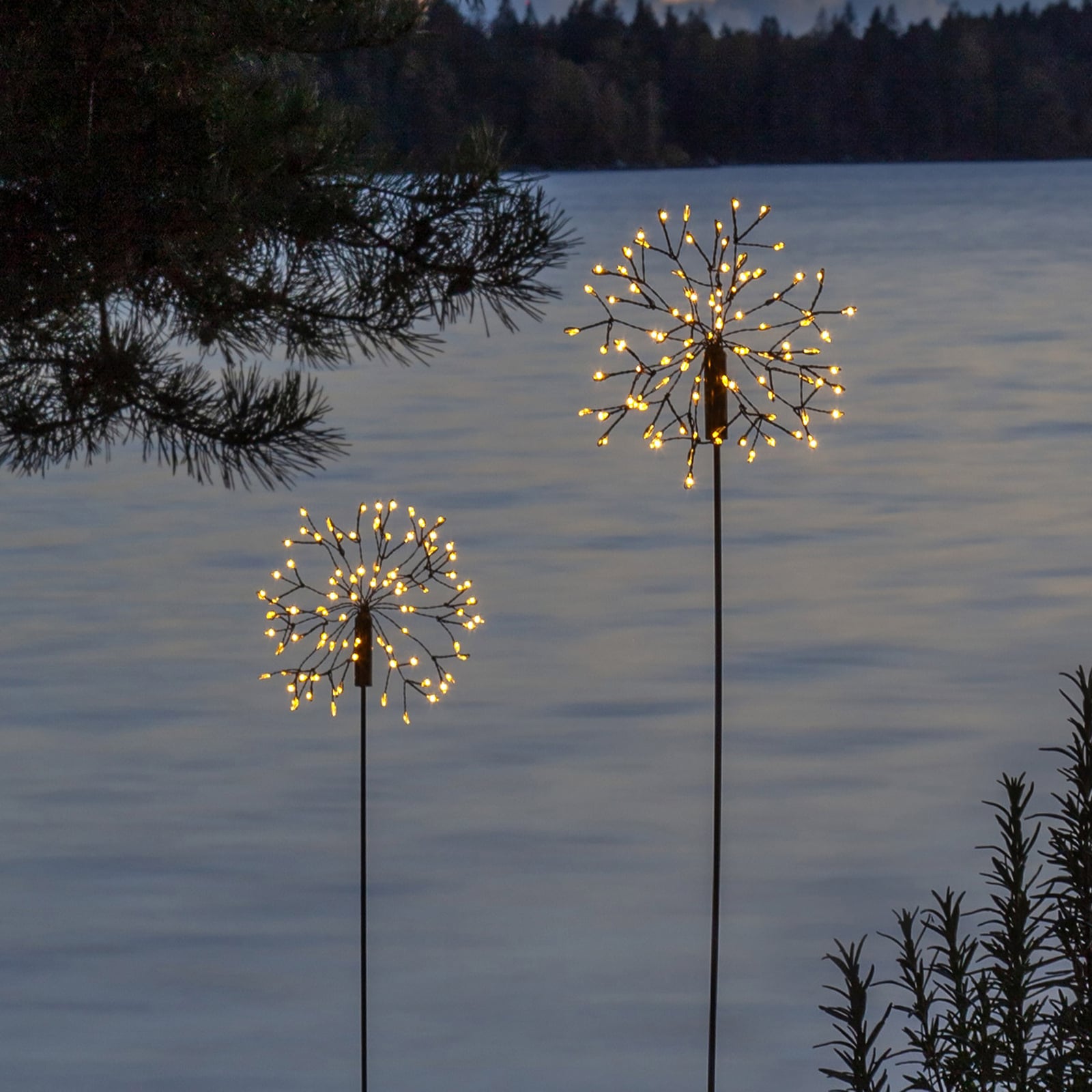Nærbilde av LED solcellelampe Firework med jordspyd 85 cm IP44