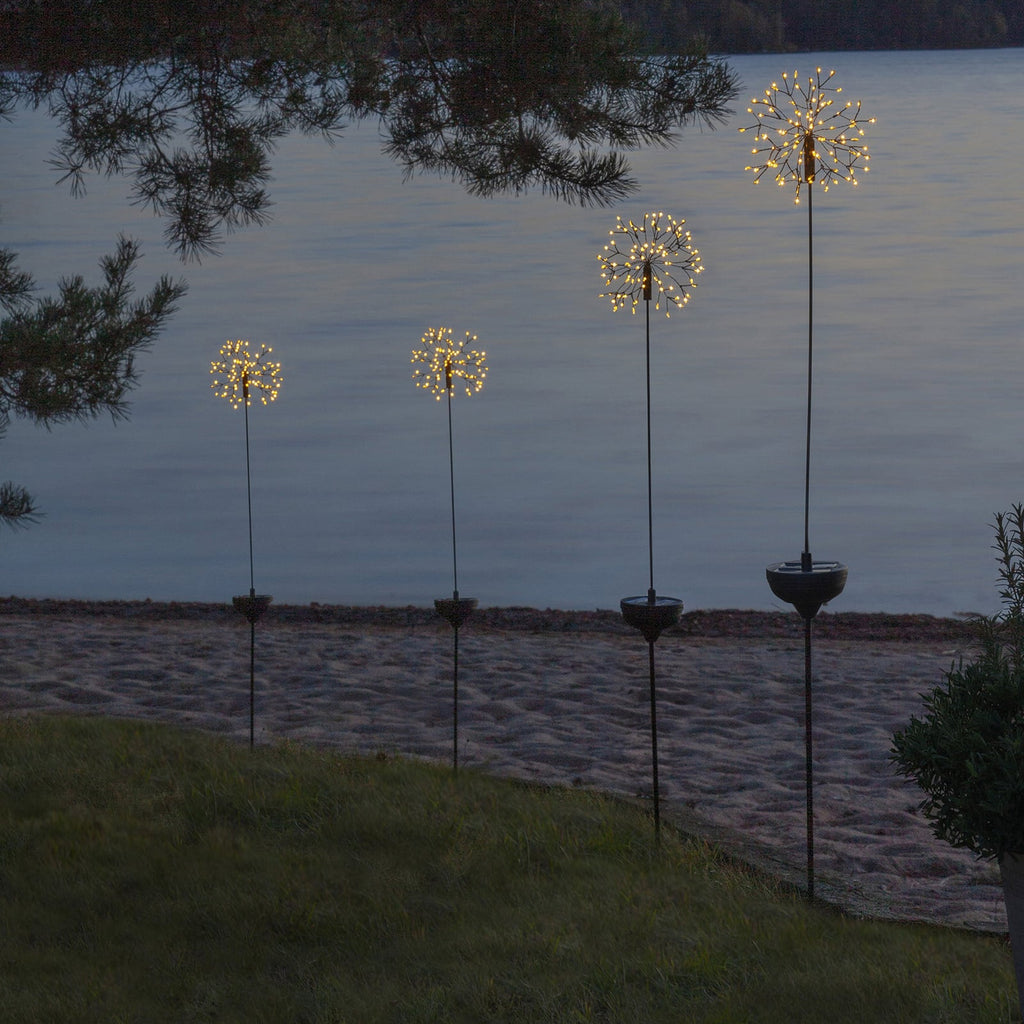 Montering av LED solcellelampe Firework med jordspyd 85 cm IP44