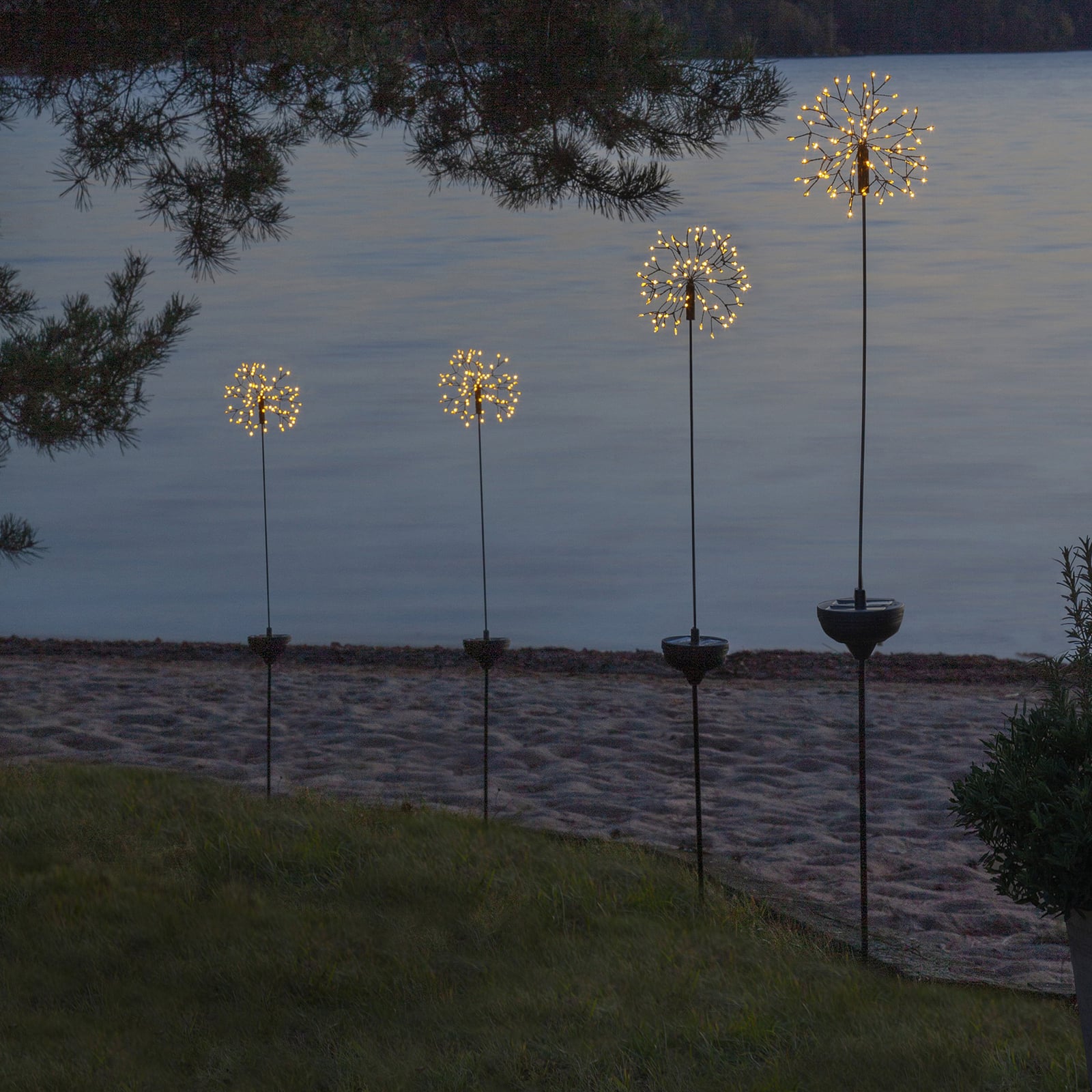Montering av LED solcellelampe Firework med jordspyd 85 cm IP44