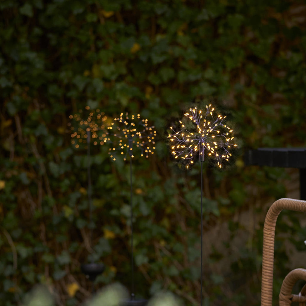 LED solcellelampe Firework med jordspyd 85 cm IP44 i bruk ute