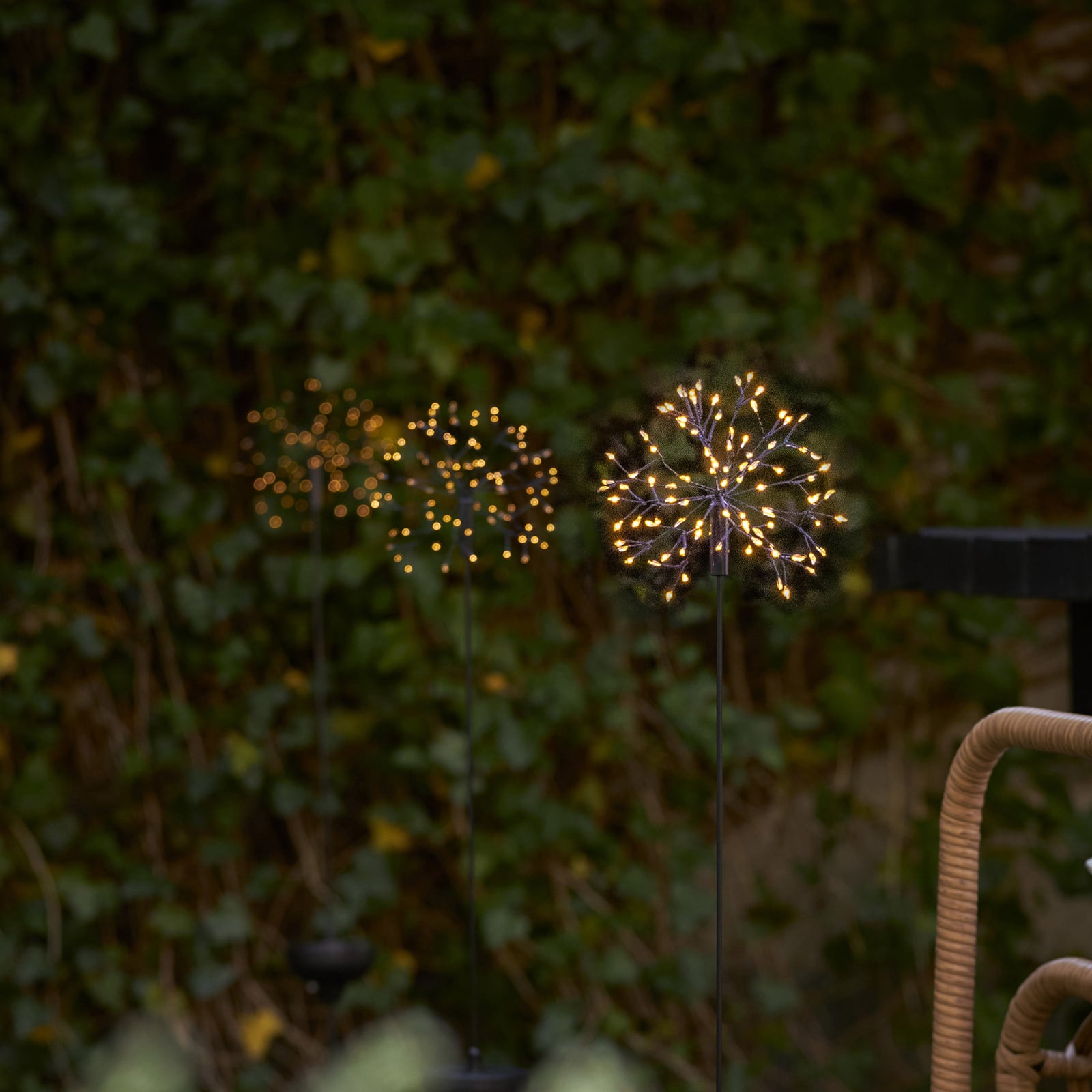 LED solcellelampe Firework med jordspyd 85 cm IP44 i bruk ute
