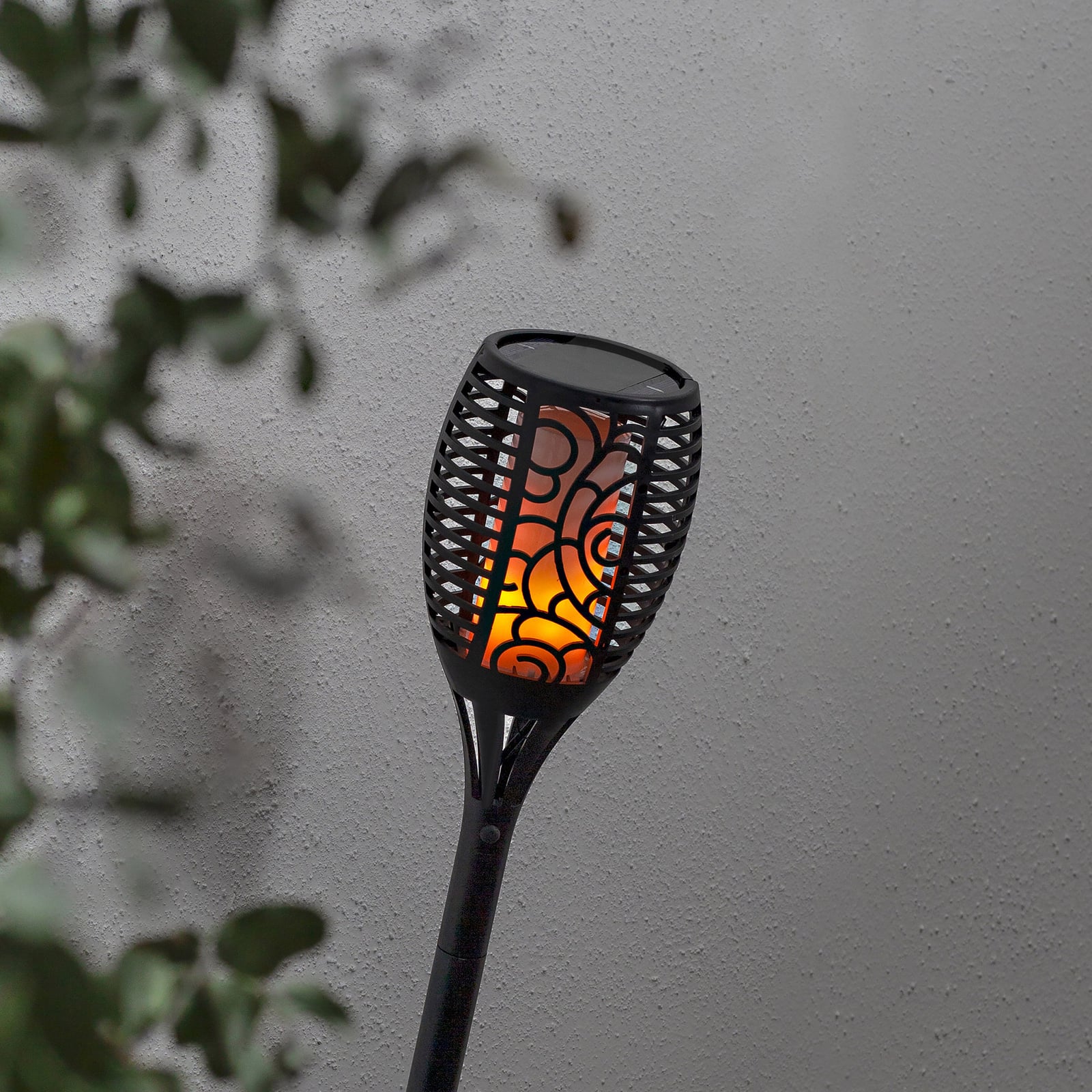 Detaljbilde av LED solcellelampe Flame med flammeeffekt 54 cm