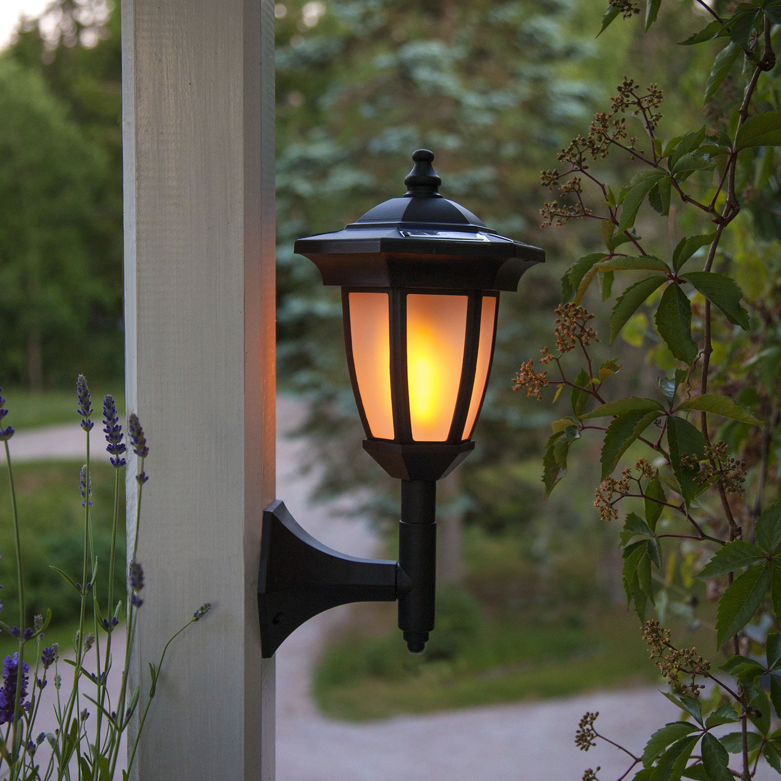 LED solcellelampe Flame 4-i-1 svart plast IP44 montert på vegg