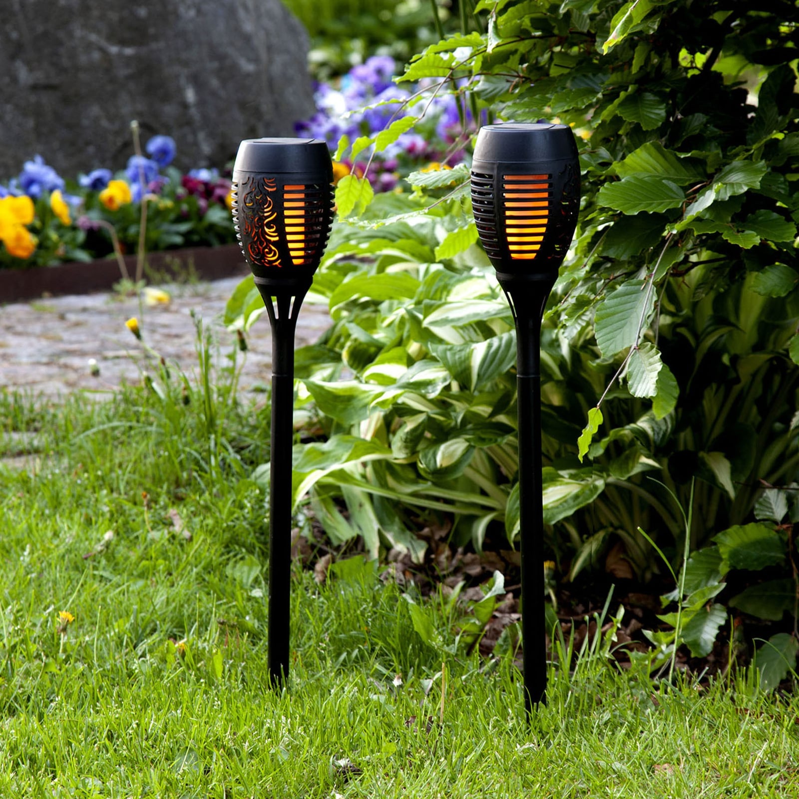 LED solcellelampe Flame med jordspyd 2-pk svart forfra