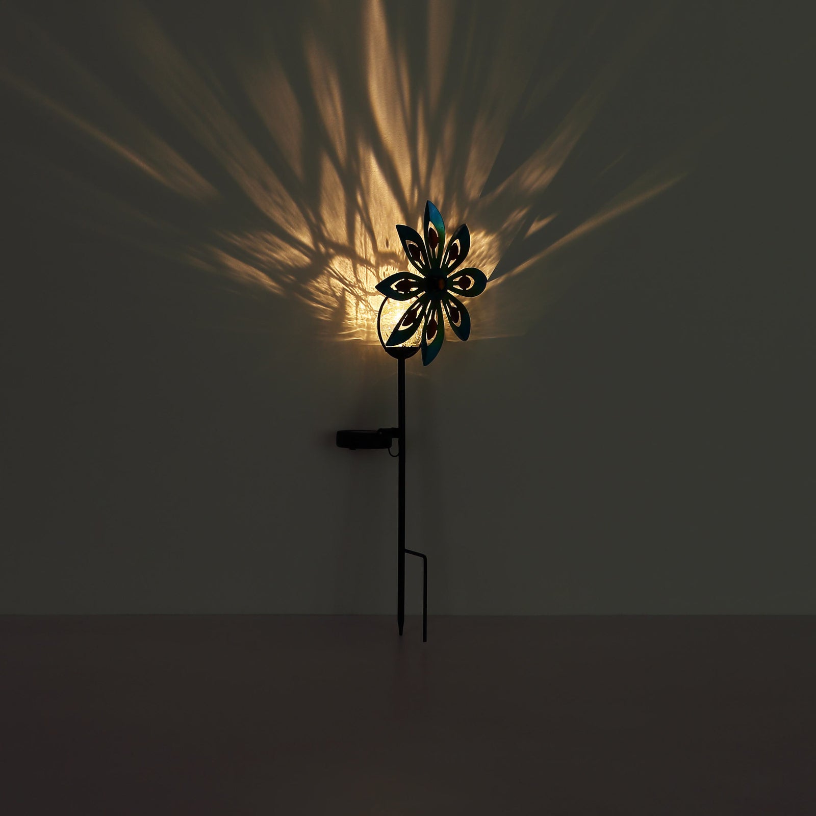 Montert LED solcellelampe med spyd rustbrun glass og metall IP44 Globo i hage