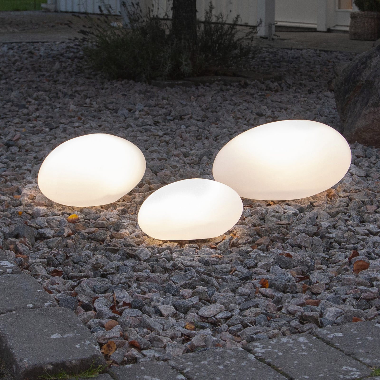 LED solcellelampe Globy steinform hvit 26,5 cm IP44 forfra