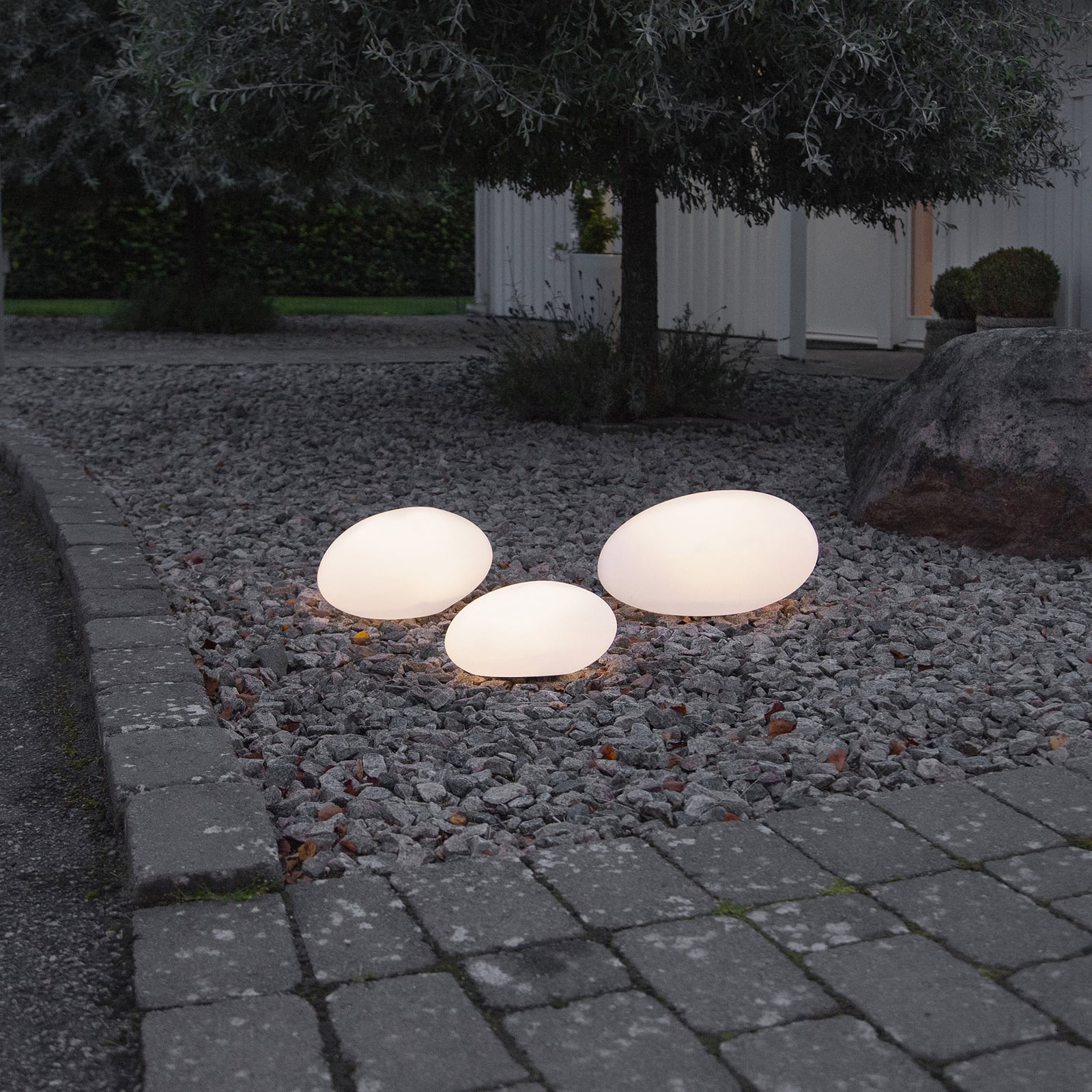 Detalj av LED solcellelampe Globy steinform hvit 26,5 cm IP44