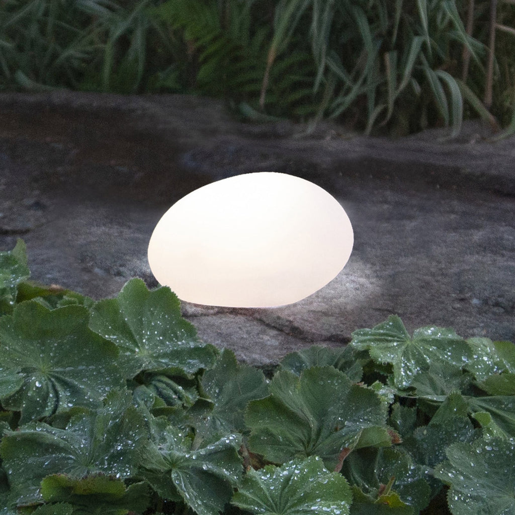 LED solcellelampe Globy steinform hvit 26,5 cm IP44 montert i hage