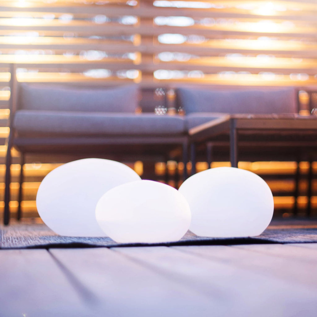 Nærbilde av LED solcellelampe Globy steinform hvit 26,5 cm IP44