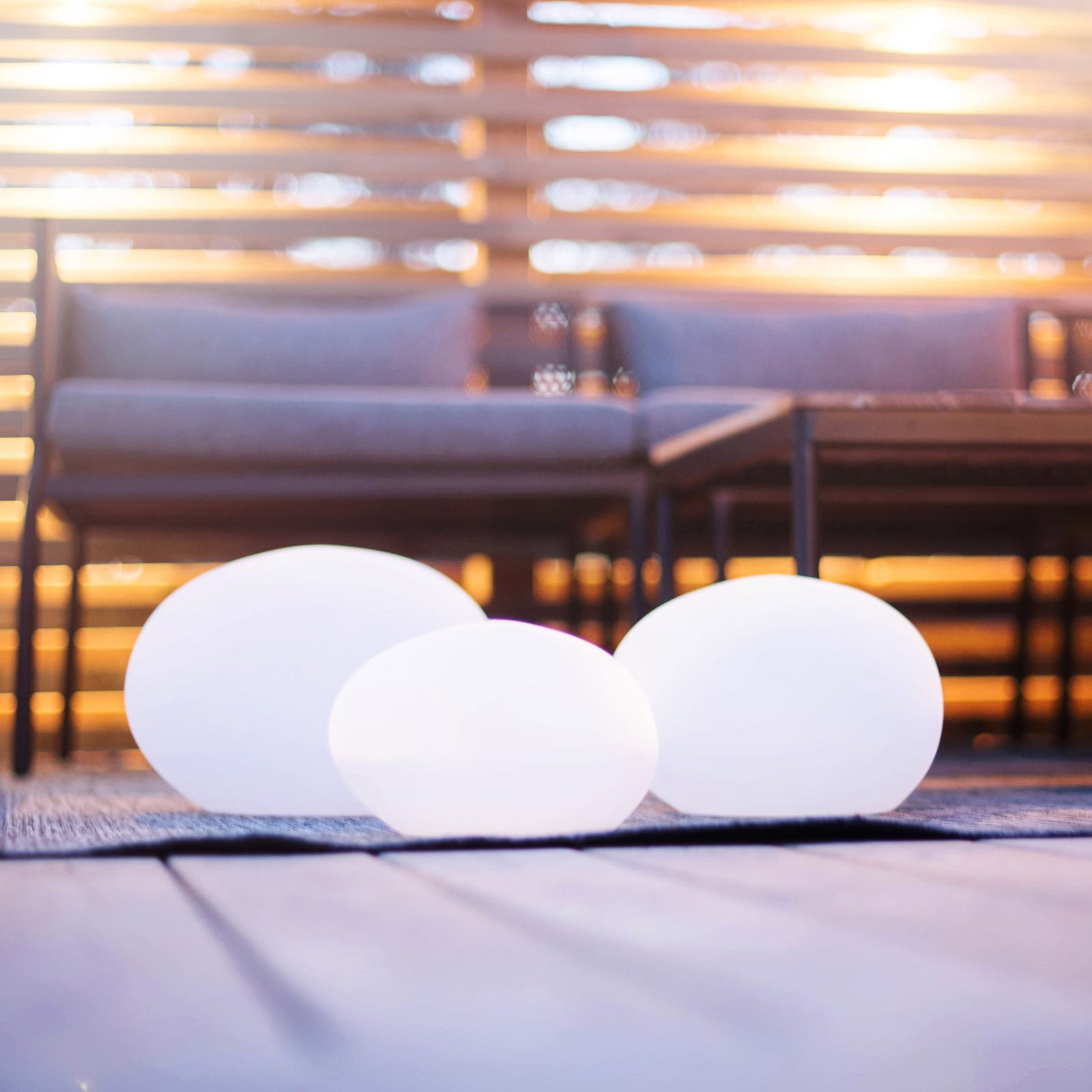Nærbilde av LED solcellelampe Globy steinform hvit 26,5 cm IP44