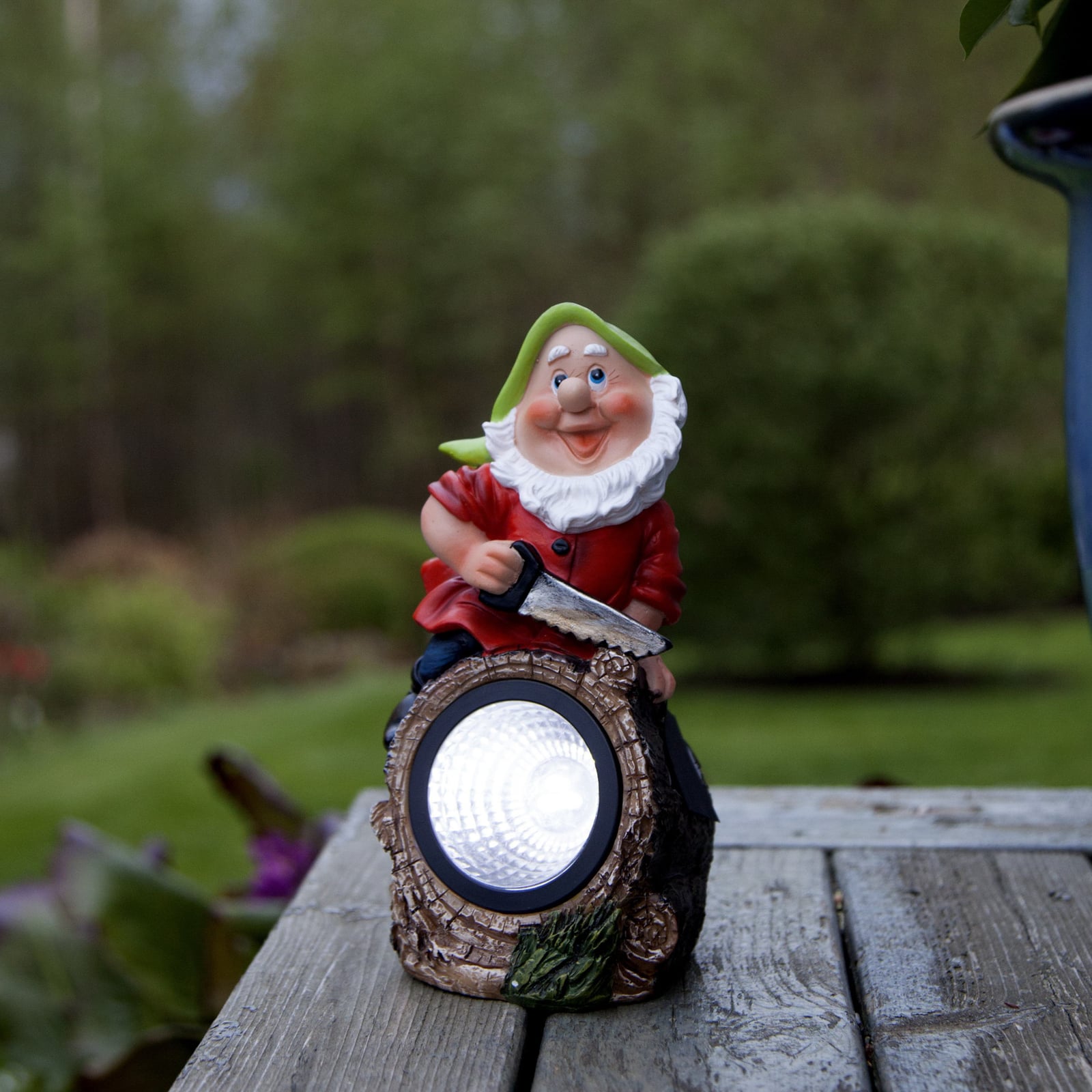 LED solcellelampe Gnomy hagenisse tømmerhugger 21 cm detalj av sag
