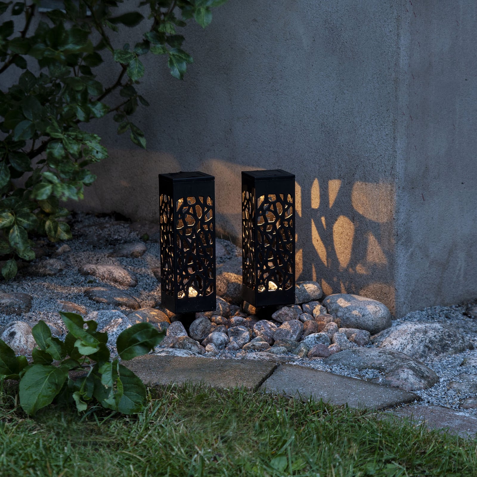 LED solcellelampe Izola med jordspyd 2-pk IP44 montert i hage