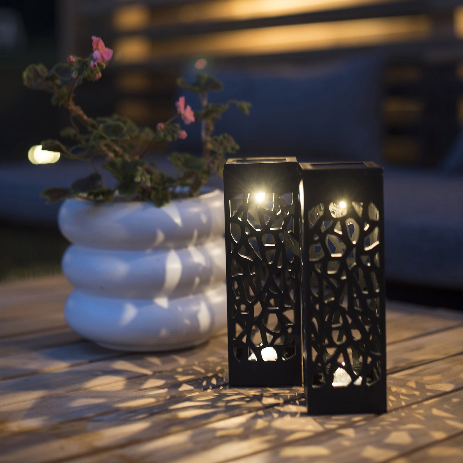 LED solcellelampe Izola Mini svart 3-pack montert i hage