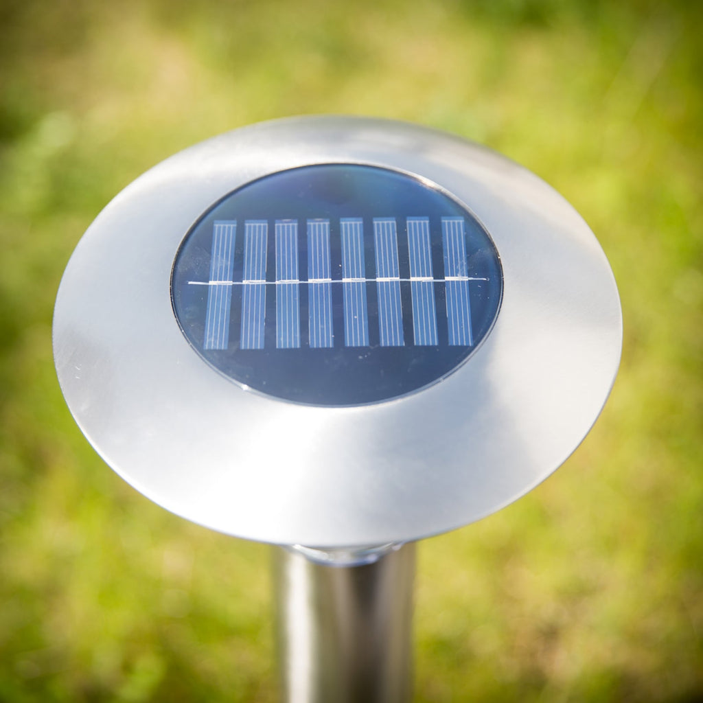 LED solcellelampe Jolin med spyd rustfritt stål 66 cm IP44 montert i hage