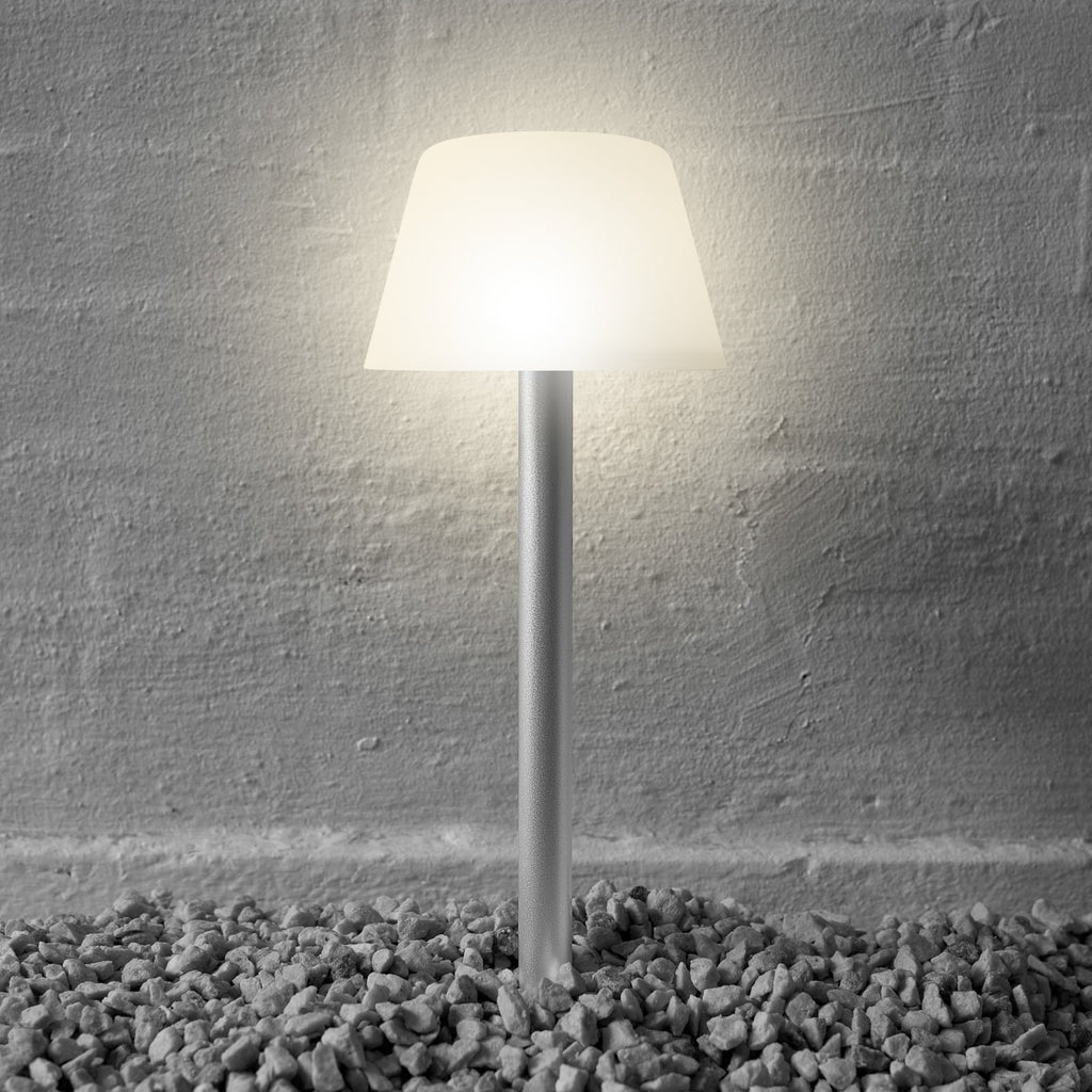 LED solcellelampe med jordspyd opalhvit IP65 Ø14 cm - Eva Solo forfra