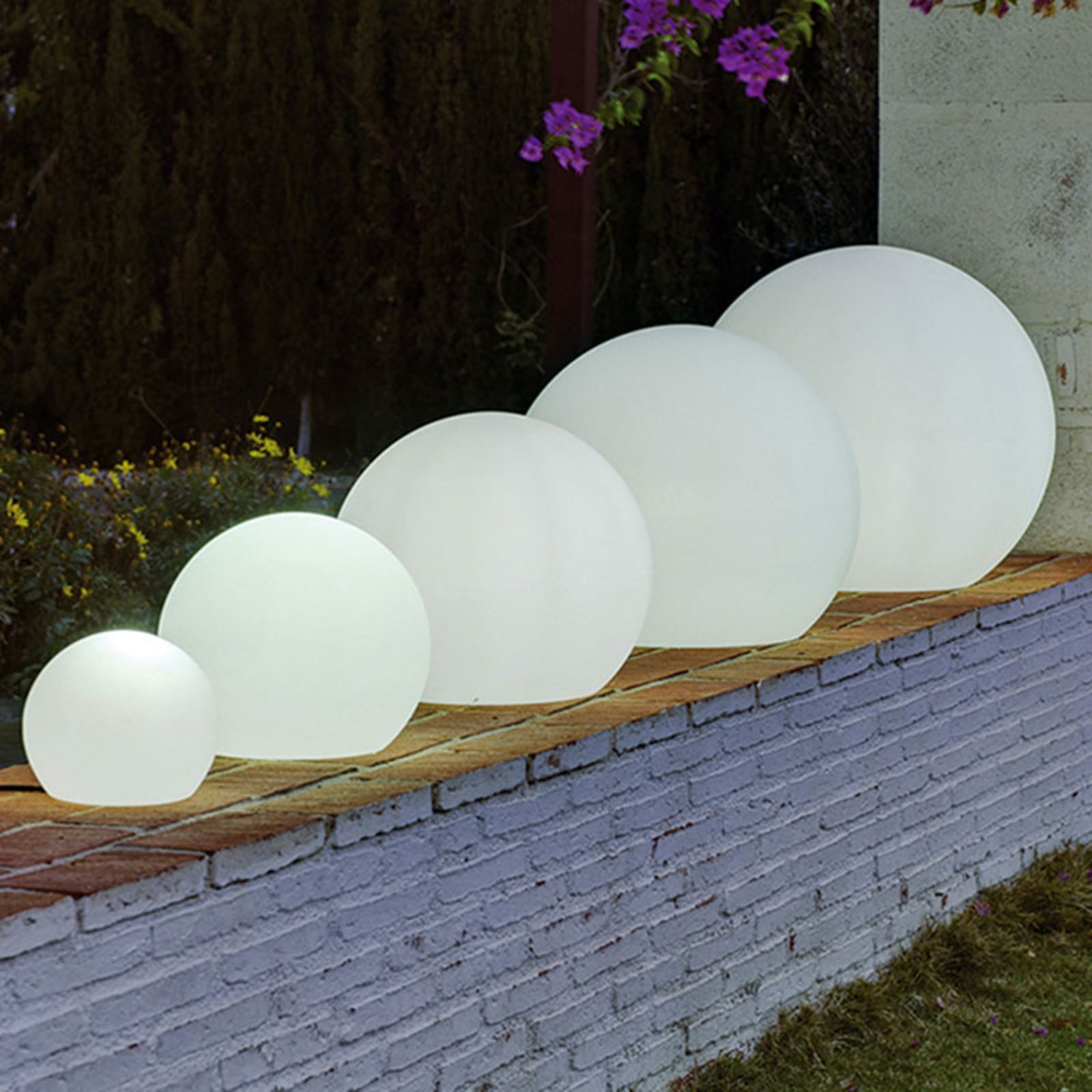 Montert LED solcellelampe kule dimbar RGB Ø20 cm IP65 - Newgarden i hage