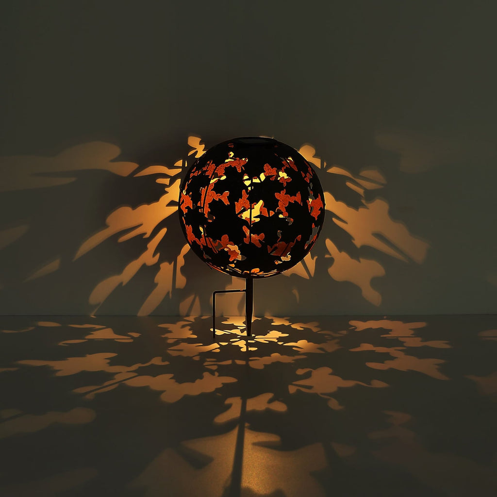 Detalj av kule og solcelle på LED solcellelampe kule sølv Ø27 cm med spyd Globo