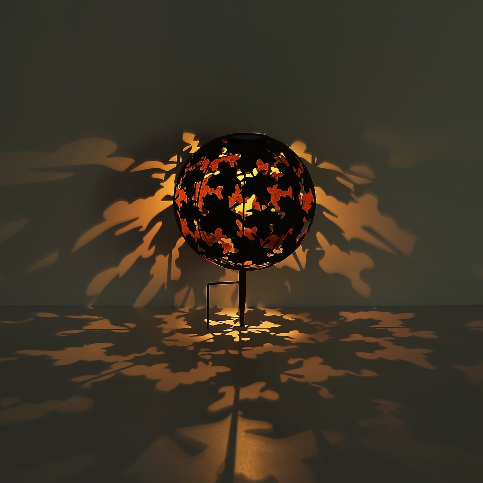 Detalj av kule og solcelle på LED solcellelampe kule sølv Ø27 cm med spyd Globo