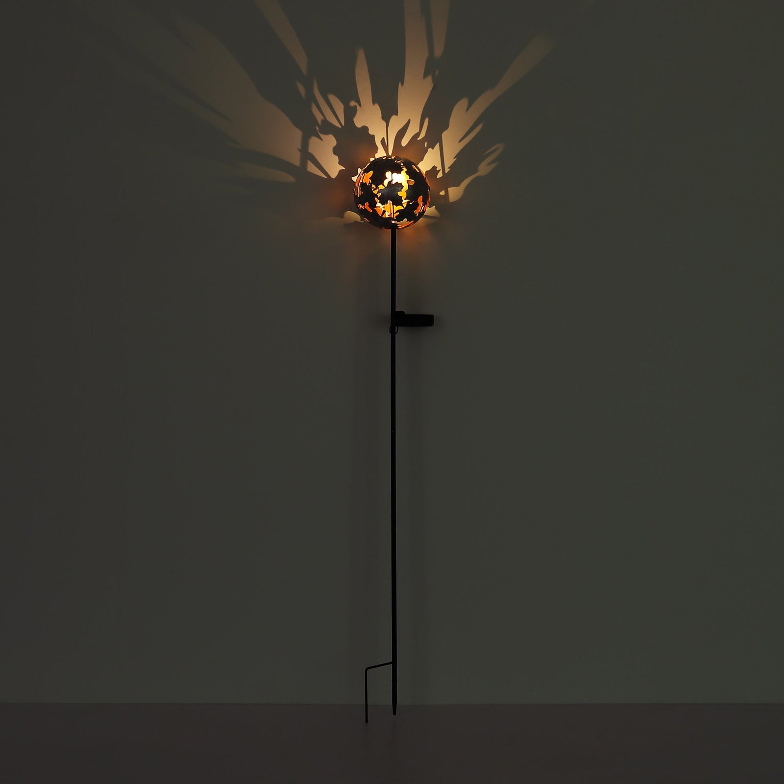 Detalj av LED solcellelampe kuleform rustfarget metall H91 cm IP44 Globo