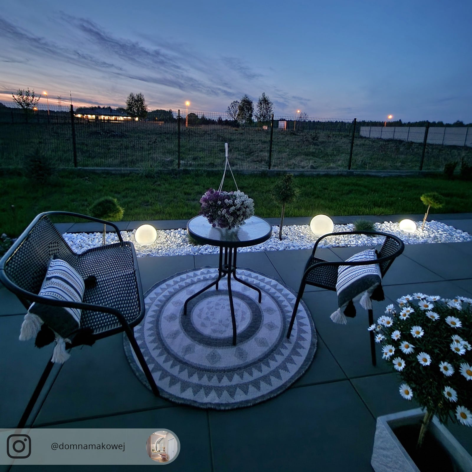 LED solcellelampe Lago kule 3-er sett med jordspyd IP44 på terrasse