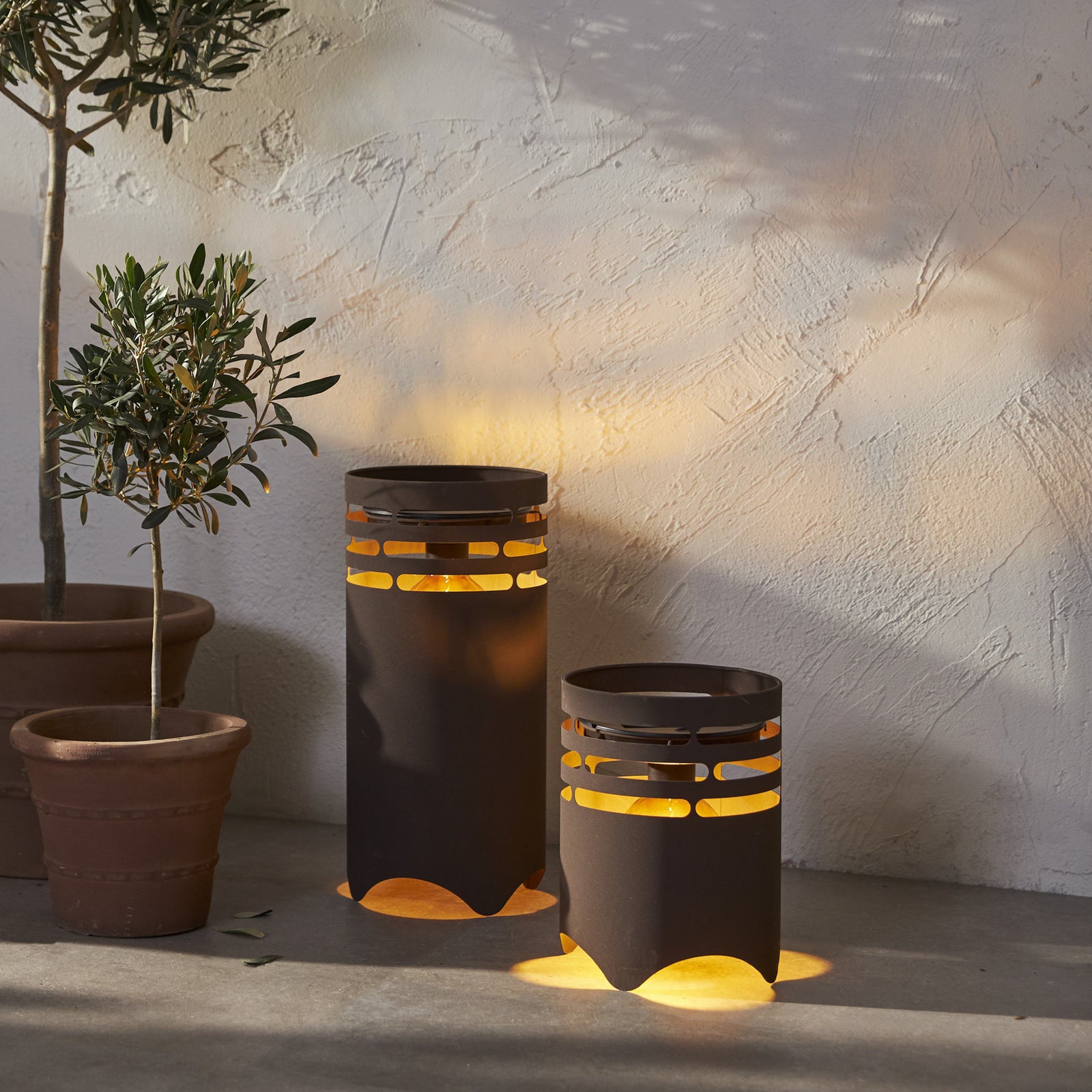 USB-C ladeport på LED solcellelampe Marron brun metall H25 cm