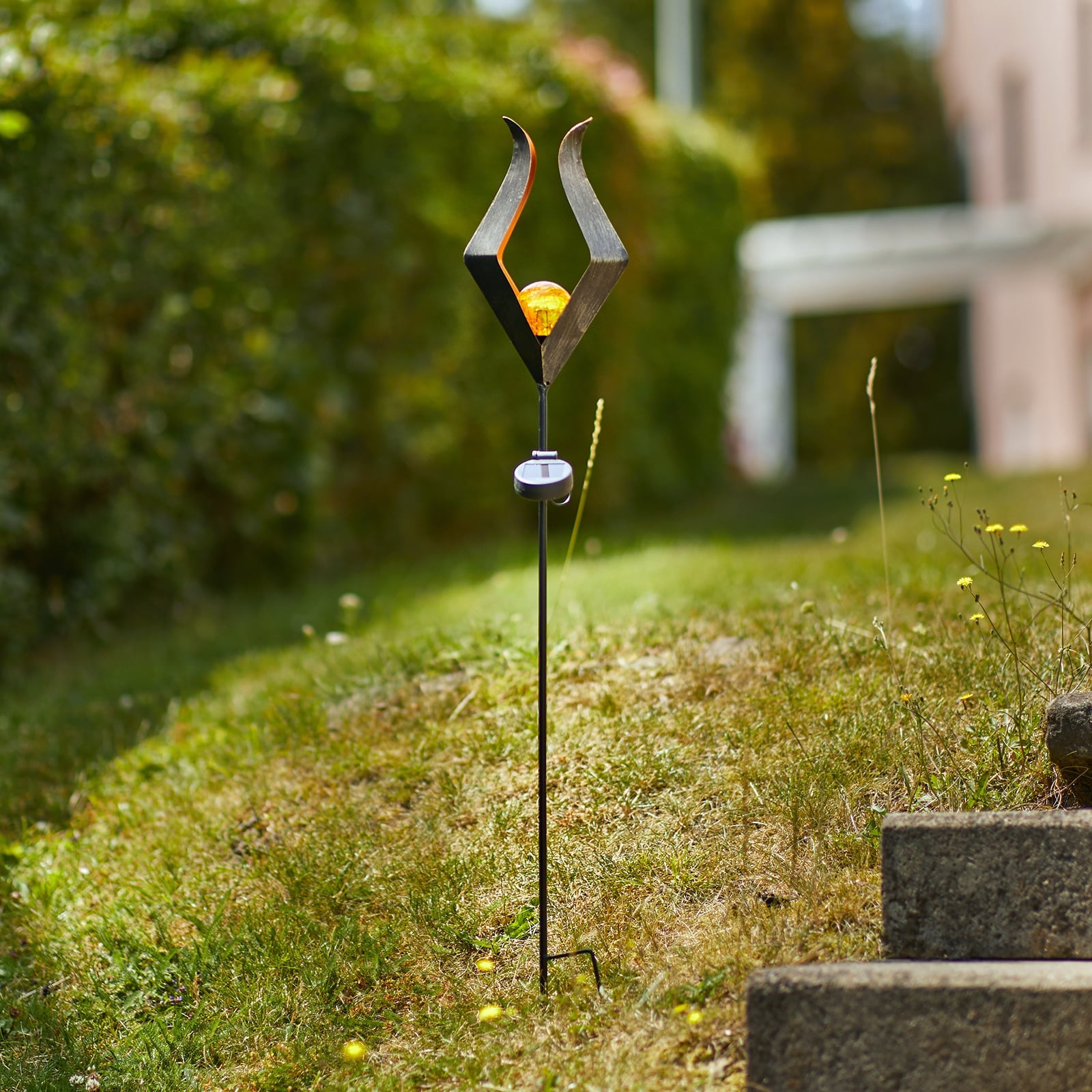 LED solcellelampe med glasskule og jordspyd 82 cm - EGLO bakside