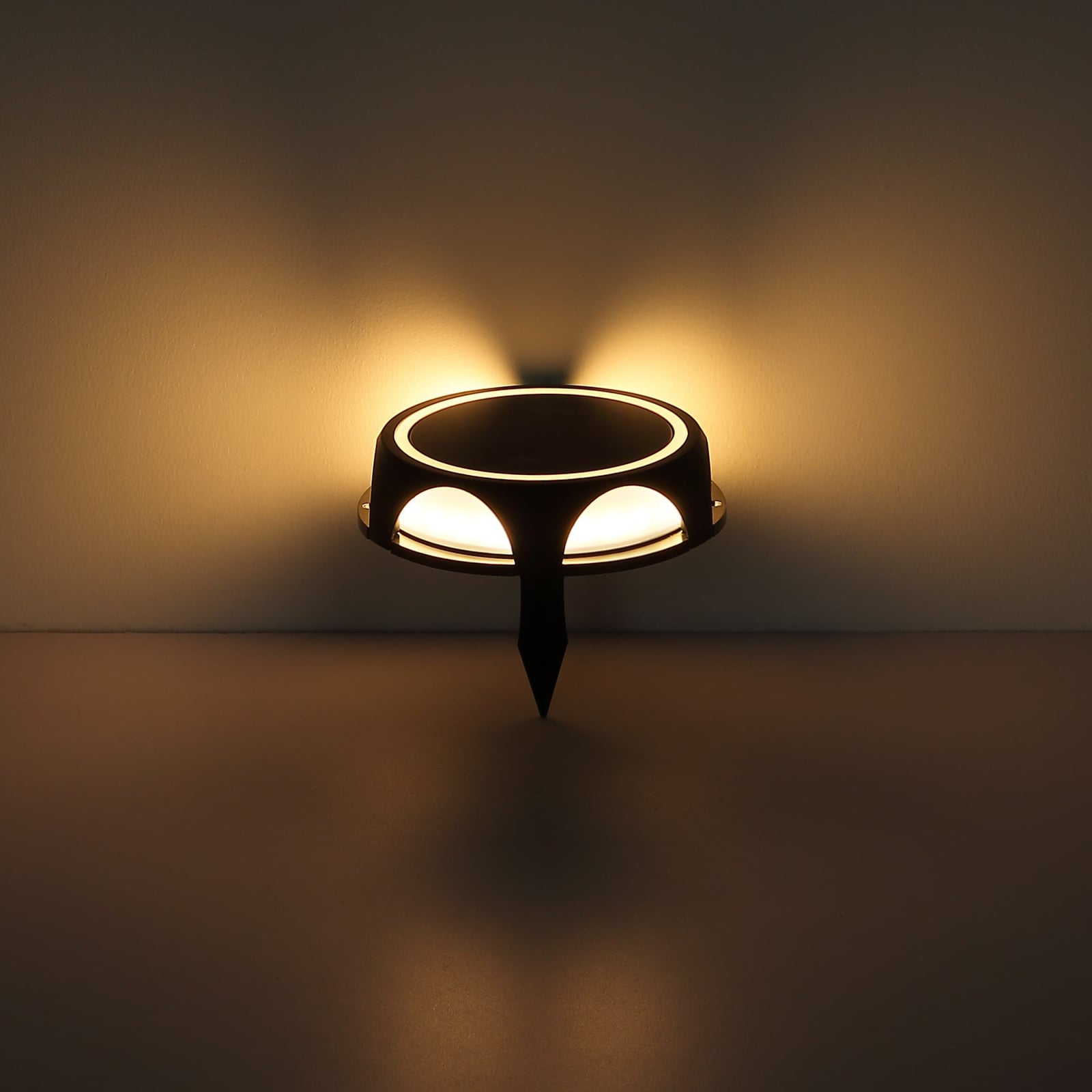 Detalj av LED solcellelampe med spyd og veggfeste svart Ø14 cm IP65 Globo