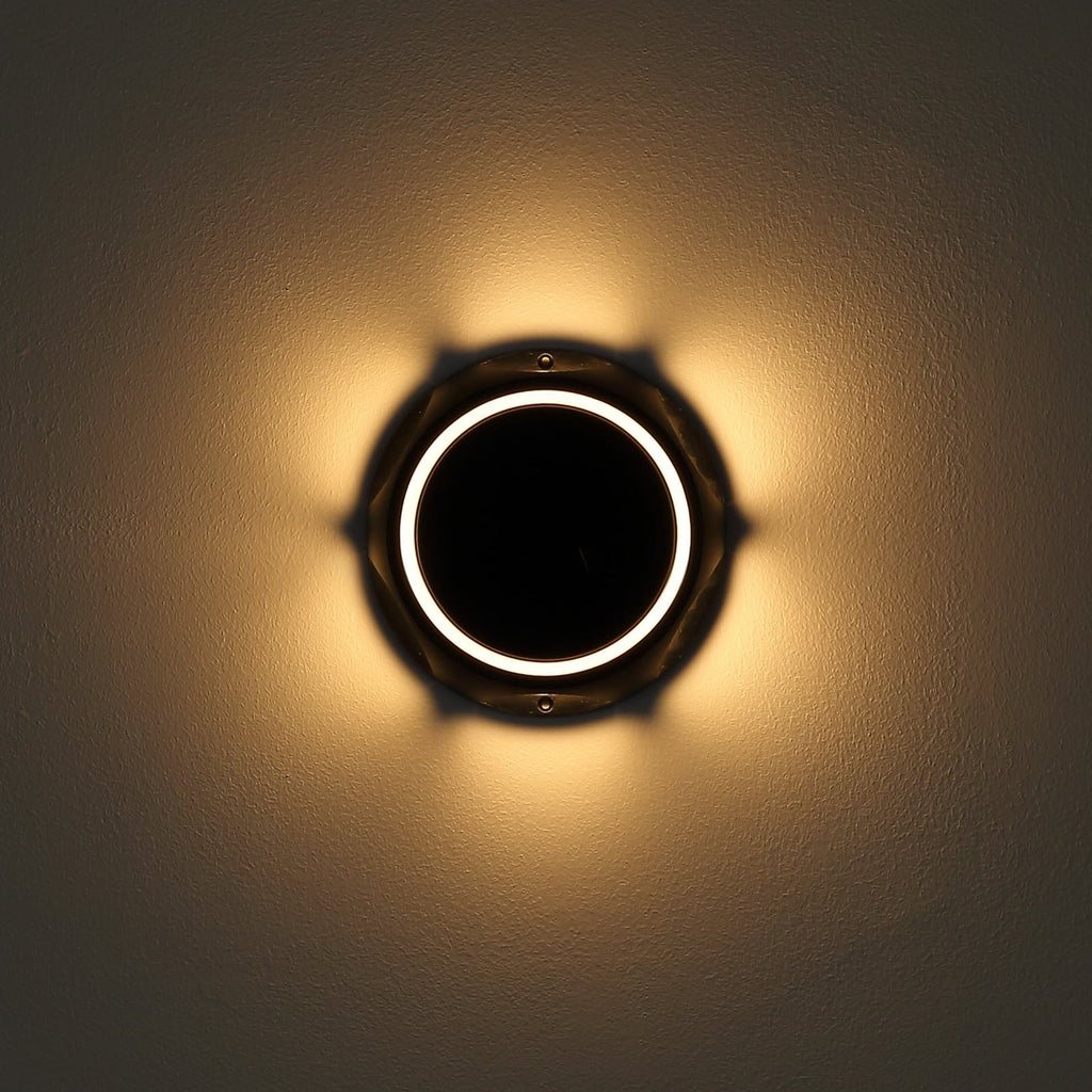 LED solcellelampe med spyd og veggfeste svart Ø14 cm IP65 Globo montert i hage