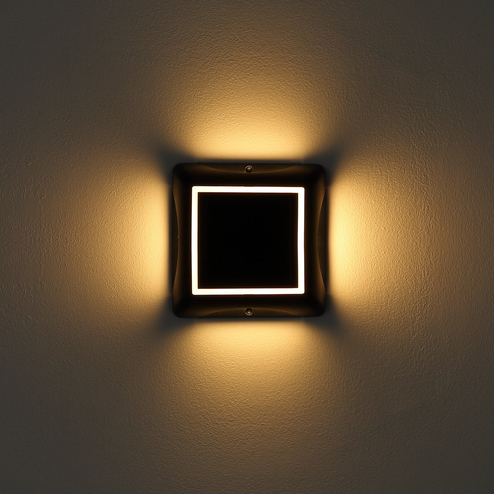 LED solcellelampe med spyd og veggfeste svart IP65 - Globo montert på vegg