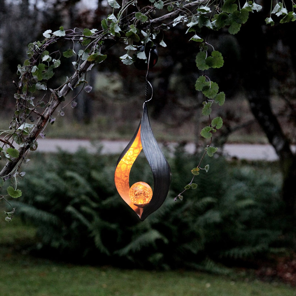 Detalj av LED solcellelampe Melilla hengende svart metall IP44 med bruddglass