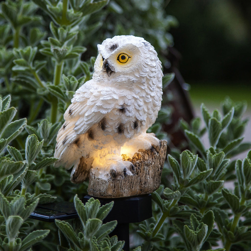 Detaljbilde av LED solcellelampe Owl med jordspyd og LED-lys