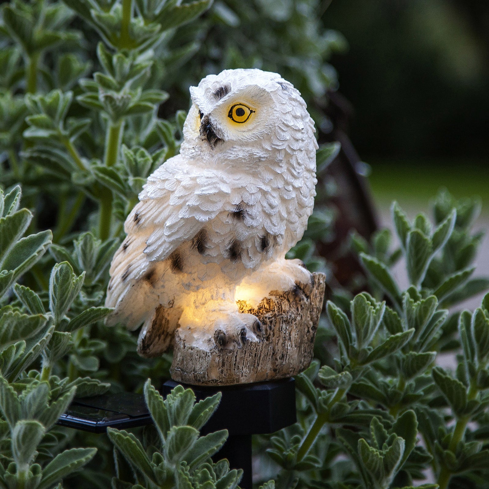 Detaljbilde av LED solcellelampe Owl med jordspyd og LED-lys