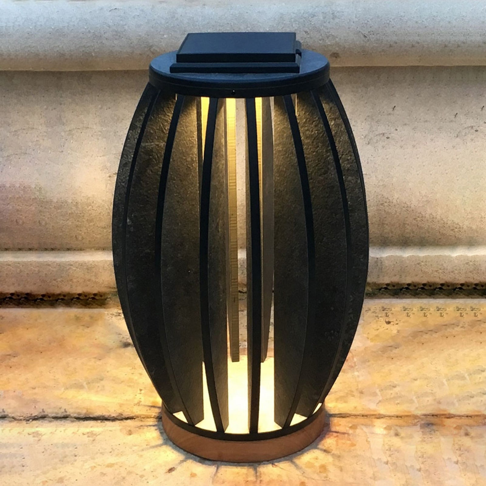 LED solcellelampe Pastek teak bakside med solarmodul
