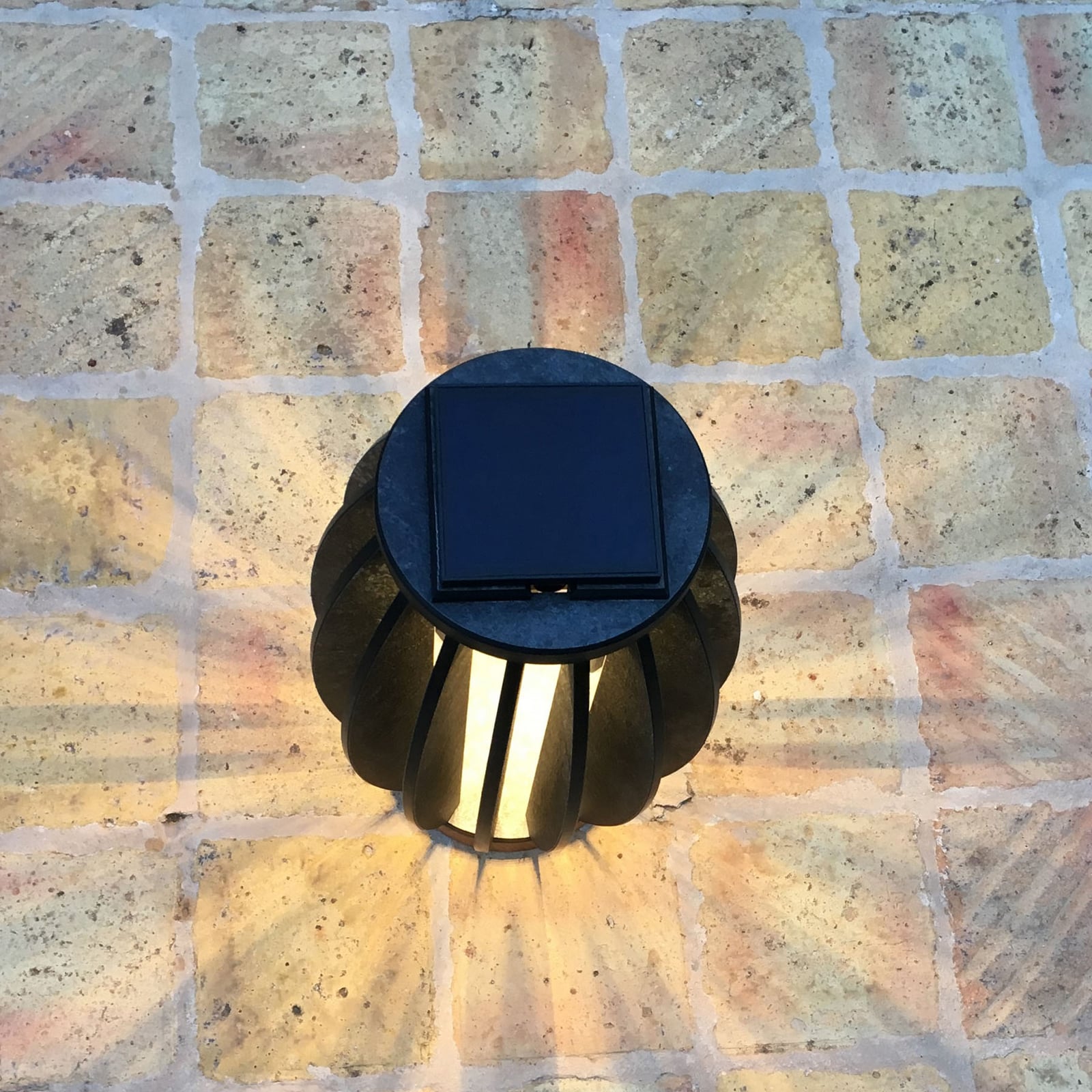 Detalj av LED solcellelampe Pastek teak med teaktre og grå detaljer
