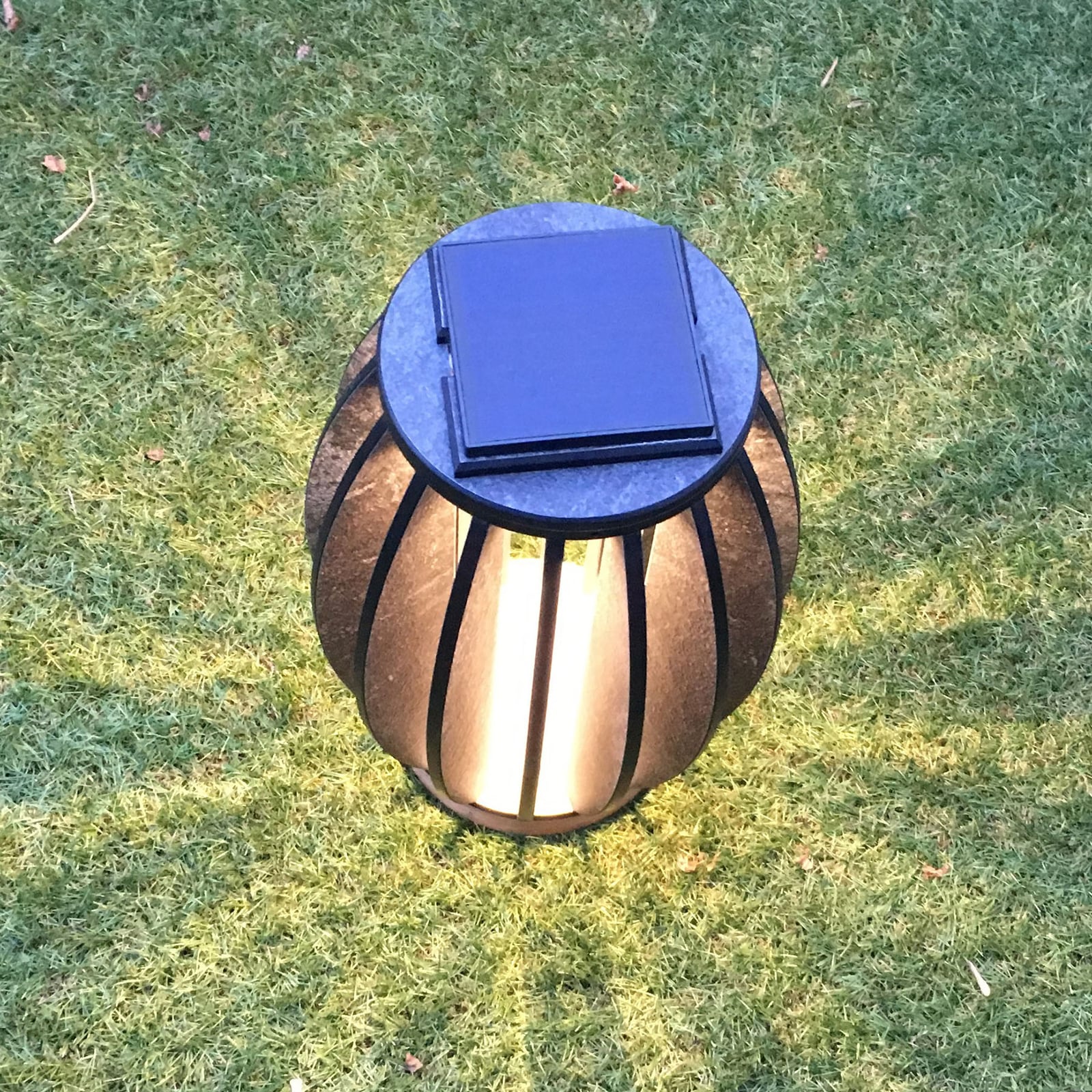 Montert LED solcellelampe Pastek teak med bevegelsessensor i hage