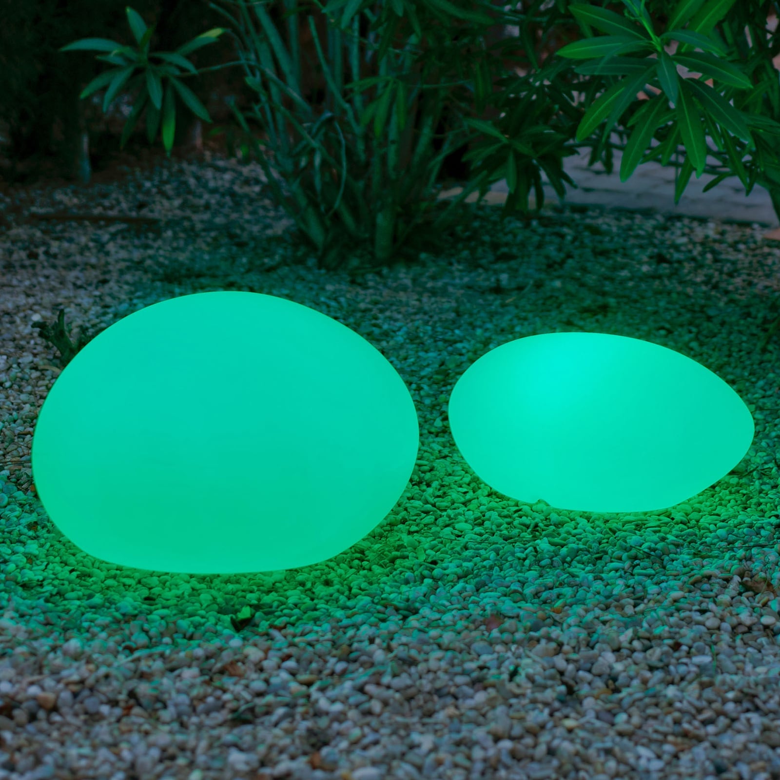 LED solcellelampe Petra steinform dimbar RGB IP65 60 cm montert ute